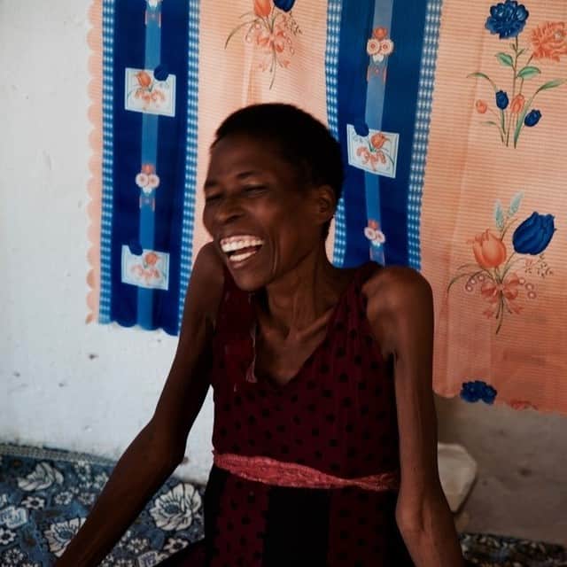 国境なき医師団さんのインスタグラム写真 - (国境なき医師団Instagram)「今日2月4日は、世界対がんデー。世界中の人びとが、がんという病気のためにできることを共に考え、行動を起こす日です。 . 写真は東アフリカのマラウイに暮らす、子宮頸がんを患う女性。国内では放射線治療を受けられないため、近隣諸国の病院への転院を予定していましたが、新型コロナウイルスの影響で延期に。 . しかし女性は希望を失いません。「放射線治療のキャンセル待ちをしているので、空きがでたらすぐ行くつもりです」と笑顔で語ります。 . 女性特有の病気である子宮頸がんは、ワクチンの接種や定期的な検査によって予防・治療が可能。しかしマラウイでは、医療機関の不足や貧困などの問題により、毎年患者の3分の2にあたる2300人余りが命を落としています。 . 国境なき医師団は、この病気が特に多く報告されている南部を中心に、2018年から治療プログラムを運営しています。 . ----------------- マラウイでの活動は公式サイトから。プロフィールのURLリンクからどうぞ→ @msf_japan ----------------- © Francesco Segoni/MSF #国境なき医師団 #MSF #医療 #今日は何の日 #世界対がんデー #World Cancer Day #世界がんデー #がん #子宮頸がん #マラウイ」2月4日 20時00分 - msf_japan
