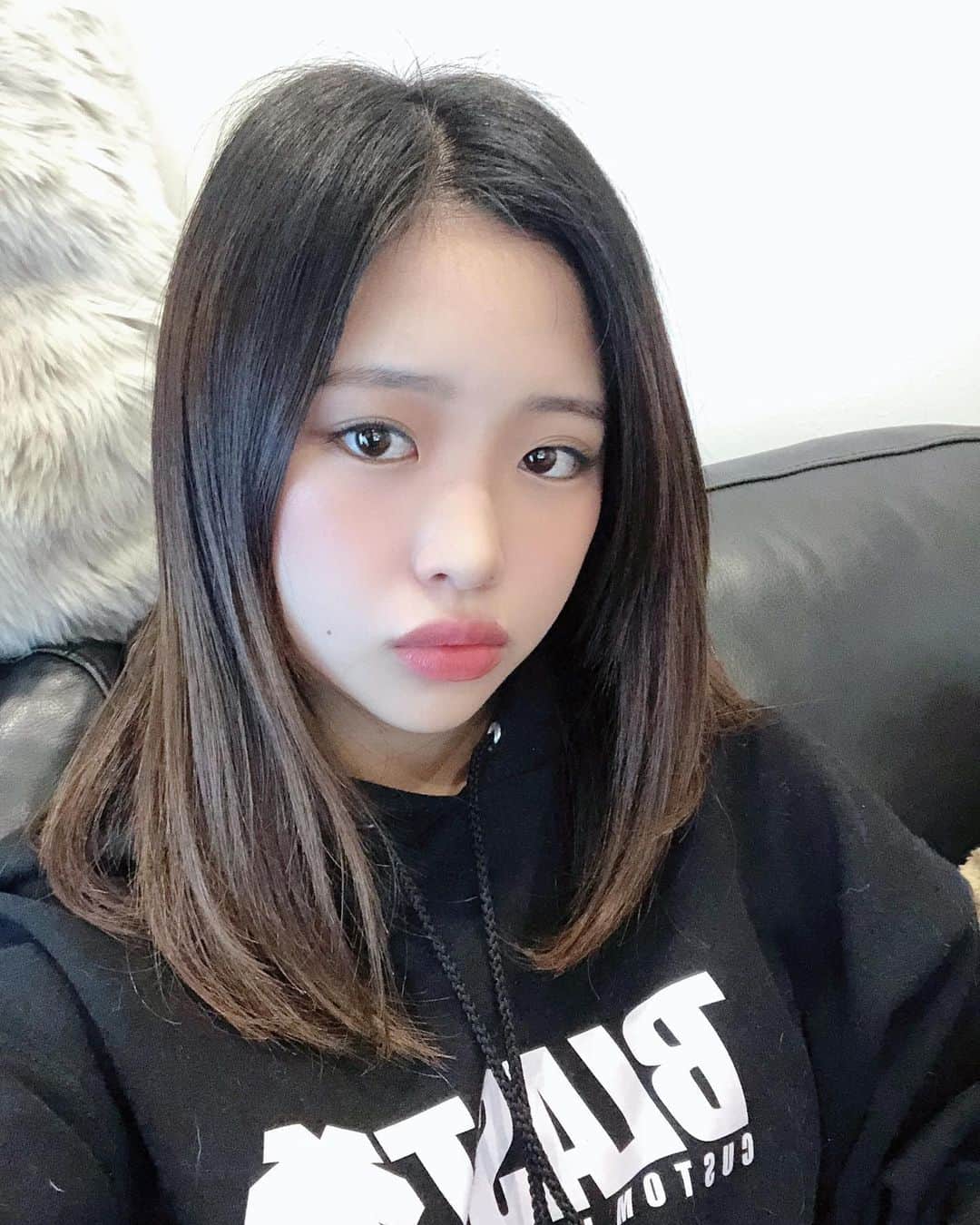 石井美音奈のインスタグラム：「パーカーがわんちゃんの毛で凄いことに💦わんちゃんとの2ショットもあげてくよー😌💭❤︎」