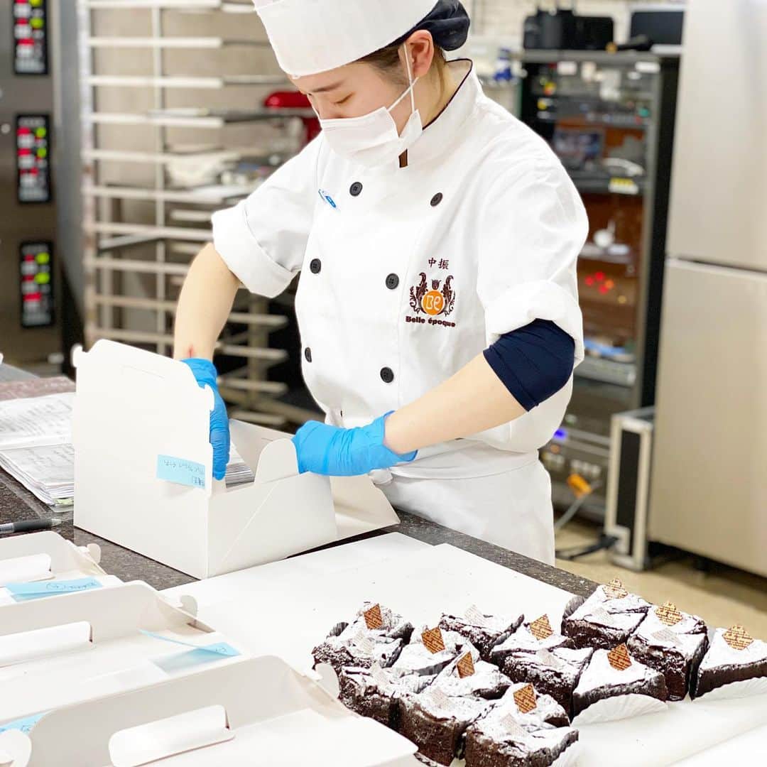札幌ベルエポック製菓調理専門学校【公式】のインスタグラム：「製菓・製パン・ショコラ科1年生  いよいよ明日‼️ 1年生のワンハートサービス。 今日は仕込みを行いました😊  商品をつくるだけではなく、 ラッピングしたり、箱詰めしたり、 ブラックボードを書いたりと 準備することはたくさん。 しっかり分担して進めています🙆‍♀️🙆‍♀️🙆‍♀️  明日のご来店、 心よりお待ちしております💖 . . . 🔸開催情報🔸 ※事前案内より一部変更あり  2月5日(金) 10:00〜14:30 (※整理券の配布はありません)  コロナウイルス感染拡大防止のため 商品はすべて複数個の「セット販売」と させていただきます。 ご来店の際はマスクのご着用に ご協力をお願いいたします。  #ワンハートサービス #学内店舗実習 #おでかけ授業 #特別授業 #業界直結 #プロから学ぶ #本物 #学び #製菓  #調理  #カフェ  #製菓調理専門学校ベルエポック #衛生管理  #食材教育 #札幌ベルエポック製菓調理専門学校 #いろいろな体験と #たくさんの出逢い #可能性が広がる #ベルエポック」