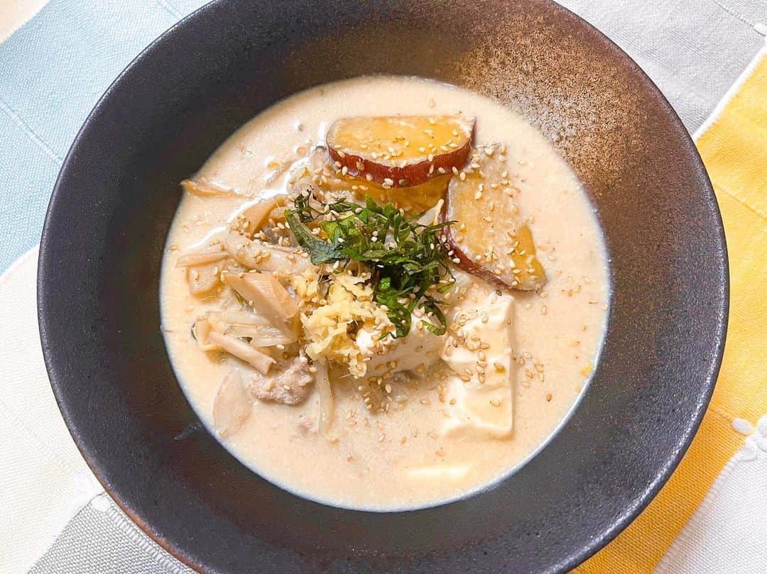 秋山ゆずきのインスタグラム：「. . 今日の夕飯‪‪☺︎‬豆乳野菜スープ🍴  ただいま私は身体に気をつけよう月間実施中です🌈  最近、苦手だった野菜たちを 自分の食べれる形に工夫して料理して 摂取してます🍴  食べるものによって 体調が変化してきて 脂質と糖質とりすぎたり 胃に負担をかける食事をすると すごく身体が重たくなる。。。  身体が欲するものを ちゃんと選んで摂取していかないと いつまでもヤンチャな食事してたら 体調不良になると思って 食生活、生活習慣、見直し中です。  緊急事態宣言で、外食もお酒を飲む機会もかなり減って 体調がわかりやすく変化したおかげでなのか はたまた年齢的なものなのか😳  人間は積み重ねですからね 10年前の自分に言ってあげたい。 お菓子ばかり食べてないで ちゃんと母の食事を食べなさいと。。。  《ご自愛ください》って言葉を よく聞くようになったし よく使うようになった今 本当にご自愛していこうと思って 身体の歪みとか癖も矯正中です。  こういう世界になって、 生活が変わって 見えたことや気づいたこと 当たり前に思ってたことが 当たり前じゃなくなったこと たくさんあって 人は本当に良い意味でも悪い意味でも 慣れて、馴染んで、染まっていって 忘れていく生き物だなって。  そういえば、現場のスタッフさん達の マスクしてないお顔 1回も見てないなぁって みんなどんな顔してるのかなって 最後まで見れずにサヨナラするのかって 正直、寂しくなったりもします。   変わっていく世の中に 適応しつつも 温かいとこ触れていたいですね。  みなさんも身体の中も肉体も心も 一緒にご自愛していきましょう🙆‍♀️  #豆乳スープ」
