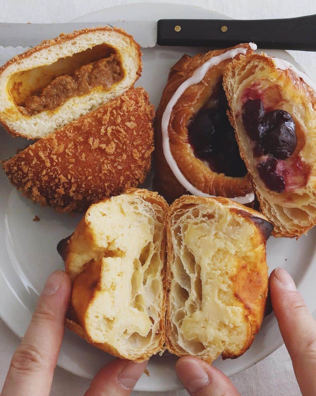 ANDERSEN アンデルセンさんのインスタグラム写真 - (ANDERSEN アンデルセンInstagram)「HYGGE﻿ ﻿ by @higuccini  .﻿ 今日のおやつはアンデルセンの﻿ 安定度抜群のダークチェリーと、﻿ まだ食べてなかったカレーパン、﻿ 今月の新商品の中でも一推しの﻿ 北海道バターミルクパイの３種。﻿ このパイ、焼きチーズケーキの﻿ パイ仕様みたいな感じで美味し。﻿ .﻿ ２枚目はパンを半分にした断面。﻿ 美味しさは断面で想像してみて。﻿ でも食べないとわかんないよね🤔﻿ .﻿ 詳しくはアンデルセンの公式で。﻿ 👉@andersen_official_jp.﻿ .﻿ .﻿ #仲良く半分こ #半分こ #菓子パン #ダークチェリー #デニッシュ #デニッシュペストリー #カレーパン #北海道バターミルクパイ #おやつパン #おやつの時間 #アンデルセン #アンデルセンのパン #パンのある暮らし #パンのある生活 #パンスタグラム #パン大好き #ヒュッゲ #食べ比べ #andersen #crorissantauxamandes #kouignamann #hygge #danish #bread #bakery #bageri #breadlover #🇩🇰」2月4日 20時05分 - andersen_official_jp