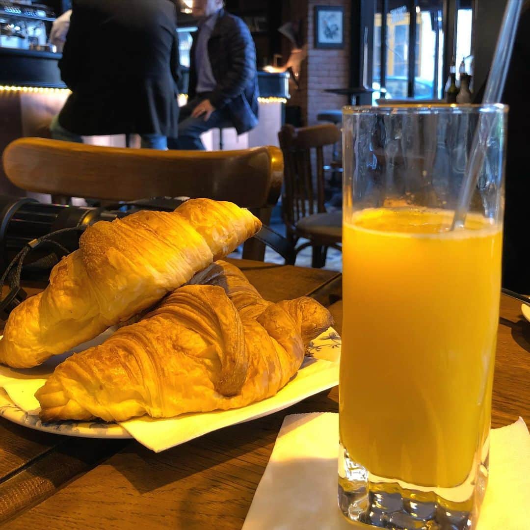 塩見珠希さんのインスタグラム写真 - (塩見珠希Instagram)「最近は、海外旅行したいな〜と思いながら 卒論発表会の準備をしています。 気分転換に旅行中の写真を見返していたら パリで食べた朝食を見つけました。 クロワッサンほんとに美味しかったんよね〜🥲🥐 インスタを動かす試み継続中です。 #朝ごはん #クロワッサン #パリごはん」2月4日 20時07分 - _shiomi6