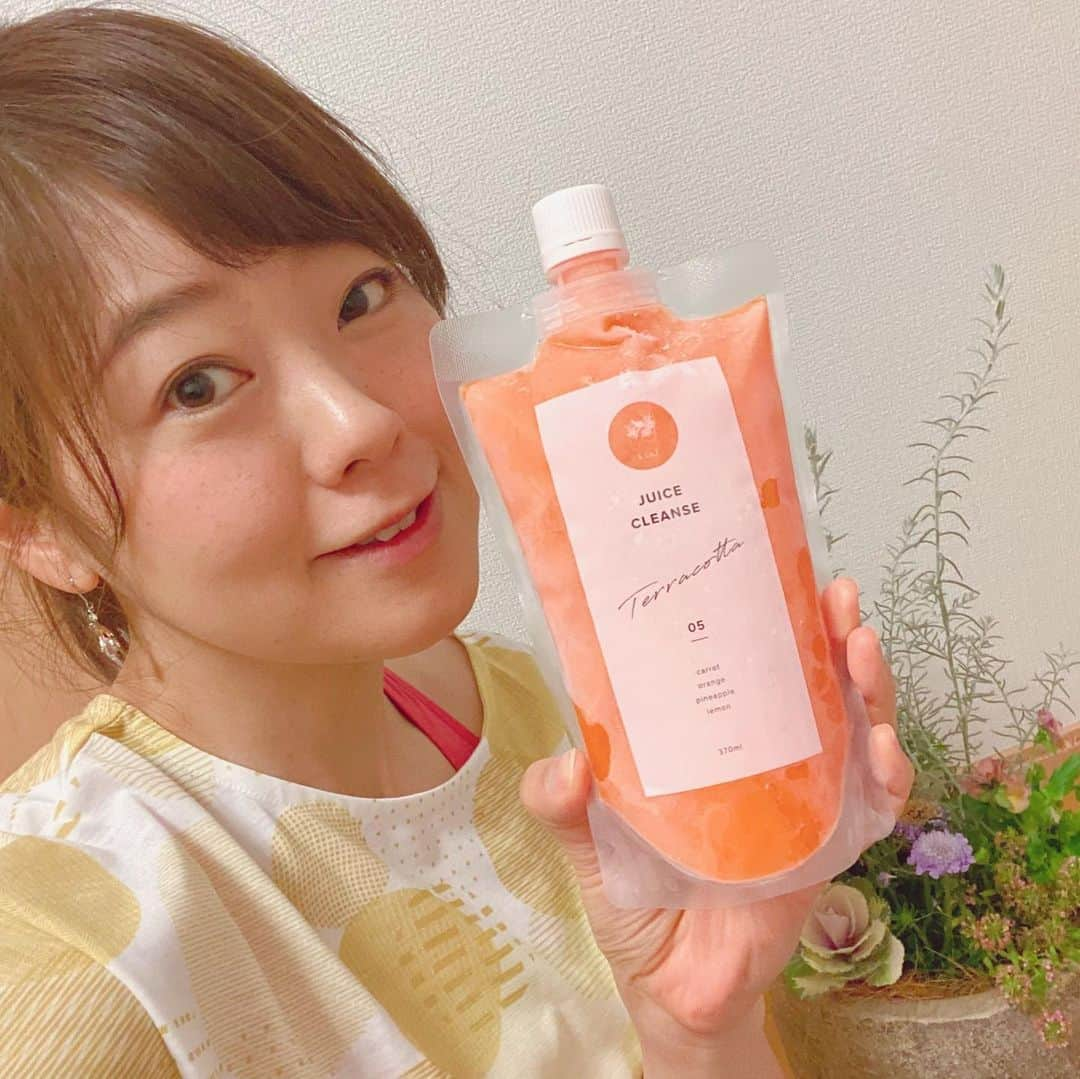 滝香織さんのインスタグラム写真 - (滝香織Instagram)「. #コールドプレスジュース と#水 だけで１日を過ごす#ジュースクレンズ 栄養をとりながら、胃腸を休ませることができるんだそう。  1dayチャレンジしてみました😆😆😆  ジュースの量が結構あるし、5本とも味が違うので、意外と楽しみながら頑張れた✨ #酵素ドリンク でやる#ファスティング よりつらくない。 そして、次の日目覚めスッキリ💕  でも、あっという間に日常の食生活に戻っちゃった😅 なかなか習慣を変えるのは難しいなぁ。  １日だけだと、#ダイエット というよりは、少し体をリセットする#健康 のためという感じかな。 何日か続ければ痩せられるのかも。  番組#よるマチ でご紹介した#ビエル さんのコールドプレスジュース でチャレンジしました✨ @b.i.e.l2020   #愛媛カフェ #愛媛ヨガ #愛媛オーガニック #オーガニック #オーガニックフード #ヘルシーフード #ヘルシー #デトックス #美容 #美 #女子アナ #diet #juicecleanse #beauty」2月4日 20時07分 - kaorin_taki