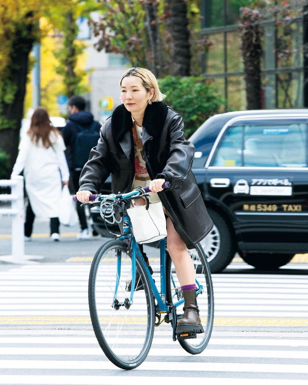 ginza magazineさんのインスタグラム写真 - (ginza magazineInstagram)「【自転車乗りの スタイルハント】 自転車ライフを楽しむおしゃれレディをハント🚴🏻‍♀️✨  山王丸久美子さん  bicycle_SURLY outer_COMOLI  bottom_EN ROUTE  bag_MARNI  「チェーンは金、グリップは紫色にしました。ギラッとした80s感を出したくて(笑)」  発売中のGINZA2月号では、自転車ライフを楽しむ22人を紹介しています☝️ @ginzamagazine  #ginzamagazine #どんなときでもファッションスナップ #スナップ #ファッションスナップ #SNAP #私服スナップ #自転車 #自転車コーデ #自転車のある生活 #ヴィンテージ#used #街角スナップ #ストリートファッション #streetstyle #streetsnap#tokyo #tokyofashion #スタイリスト #山王丸久美子」2月4日 20時07分 - ginzamagazine