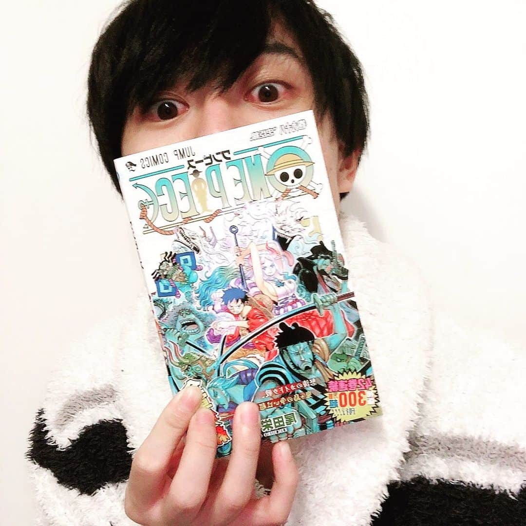 芹沢尚哉のインスタグラム：「ONE PIECE最新巻の第98巻GET✨ さぁ〜読みますよ〜👀 楽しみ過ぎる💕  #ワンピース #onepiece #ワンピース最新刊 #ワンピース98巻 #ワンピース大好き #漫画 #熟読します」