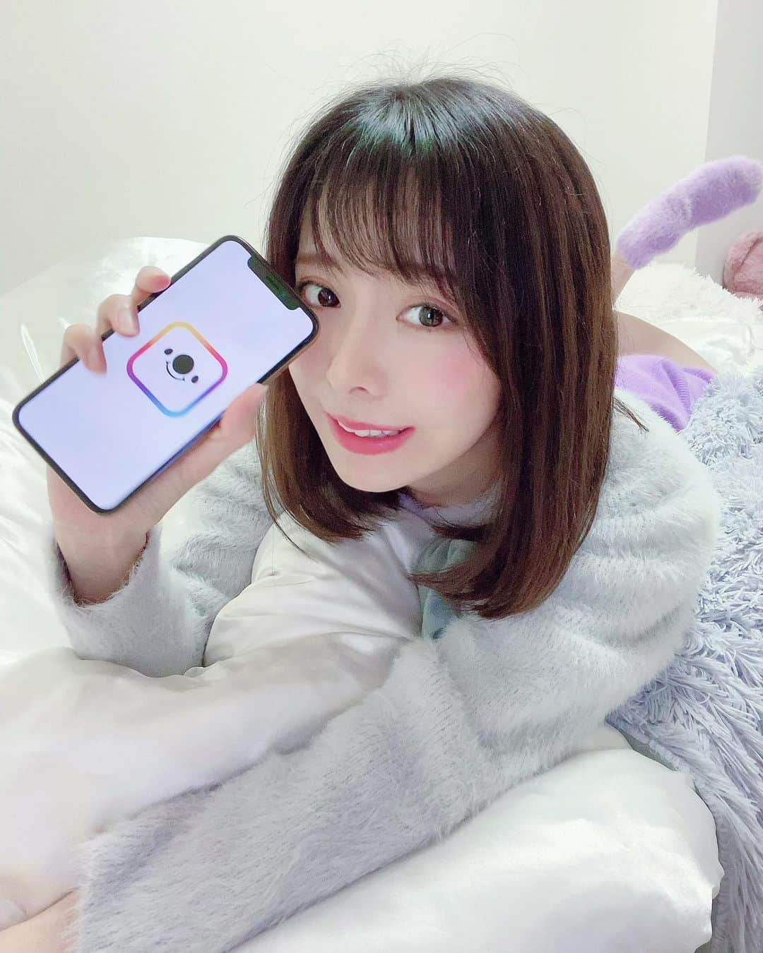 まんまるとまとのインスタグラム：「17live◻️🍅 ・ もう配信を始めてから 三年近くが経って なんというか 凄く不思議な感じ 今では毎日配信するのが 当たり前で 全く苦でもなくて 楽しく過ごせてます いつも支えてくださってる方 ありがとうございます まだしたことない人は みてみてね🐻‍❄️ この頃インスタからの人もきてくれて 嬉しい🥲💕 @17livejp  ・ ・ ・ #低身長コーデ #配信 #おうち時間 #イチナナライバー  #150cm  #ぷにぷに #ベッドルーム  #黒髪 #セルフィー #イチナナ  #イチナナライブ #ライブ配信 #美白ケア  #ふともも #むちむちボディ #インスタグラビア #ワンカール  #バレンタイン #チョコレート #二の腕  #smile #fff #girl #selfie #valentine #gravure  #17live #bigolive #Live」