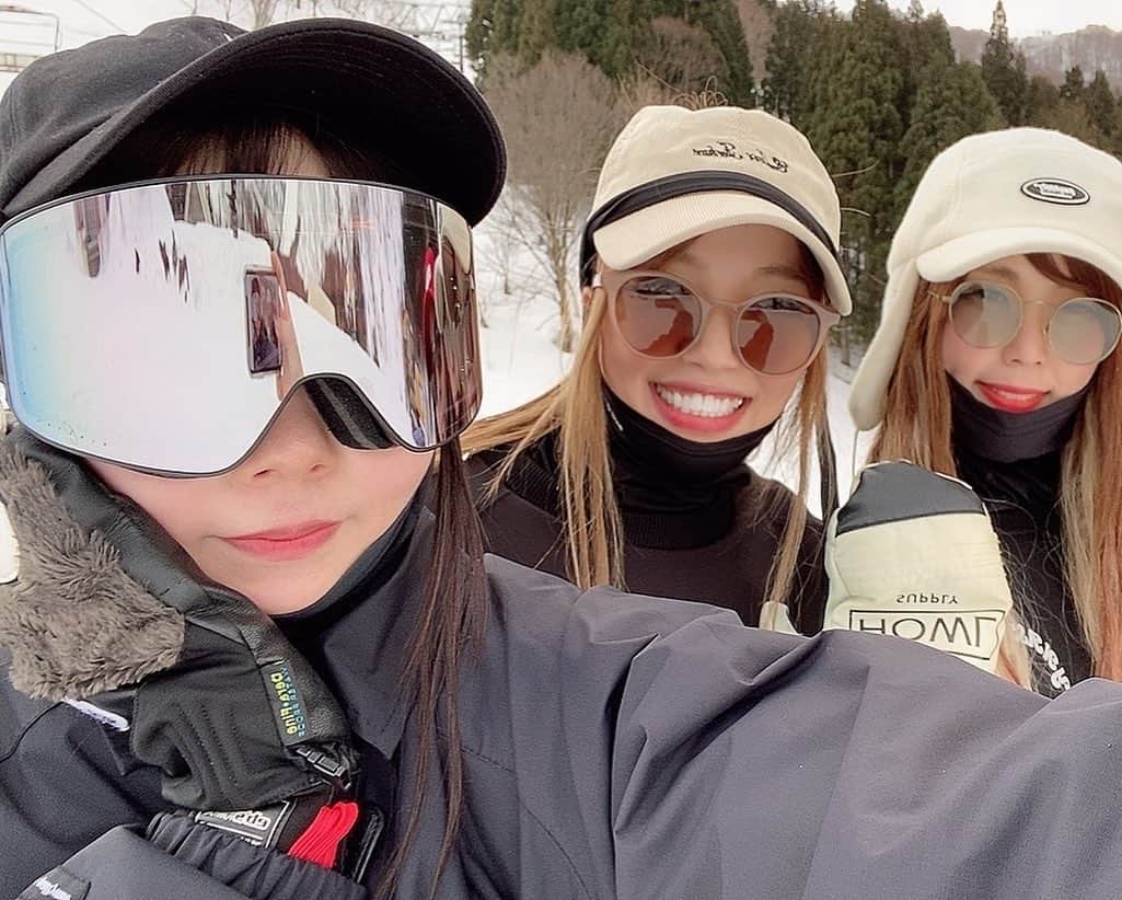 つっきさんのインスタグラム写真 - (つっきInstagram)「🏂🏂🏂🏂🏂 ． こないだの神立楽しかったあ🤣❤️ なんか結構みんないたし😁🔥 お昼に着いてすぐ滑って 最後はハイクも頑張った🔥 新しいお友達も増えたっさ😍💓💓 また行こーねッ🏂🚗³₃💭 ． ． #SNOWP #snowboarding #snowboard #snowboarder #snowboardgirl #snowboardlife #winter #powdersnow  #yukiyama #wintergirl #japan #outdoor  #friends #snow #スノボ #スノボー #スノーボード #スノボ女子 #スノボー女子 #スノーボード女子 #神立高原スキー場 #神立 #スノップ #アウトドア女子 #雪山 #新潟スノーファンクラブ #冬 #イケイケのイケ #すきすきのすき❤️ #2021インスタがんばる」2月4日 20時14分 - tukki007