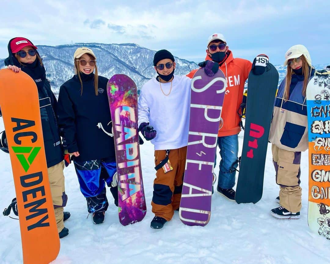 つっきさんのインスタグラム写真 - (つっきInstagram)「🏂🏂🏂🏂🏂 ． こないだの神立楽しかったあ🤣❤️ なんか結構みんないたし😁🔥 お昼に着いてすぐ滑って 最後はハイクも頑張った🔥 新しいお友達も増えたっさ😍💓💓 また行こーねッ🏂🚗³₃💭 ． ． #SNOWP #snowboarding #snowboard #snowboarder #snowboardgirl #snowboardlife #winter #powdersnow  #yukiyama #wintergirl #japan #outdoor  #friends #snow #スノボ #スノボー #スノーボード #スノボ女子 #スノボー女子 #スノーボード女子 #神立高原スキー場 #神立 #スノップ #アウトドア女子 #雪山 #新潟スノーファンクラブ #冬 #イケイケのイケ #すきすきのすき❤️ #2021インスタがんばる」2月4日 20時14分 - tukki007