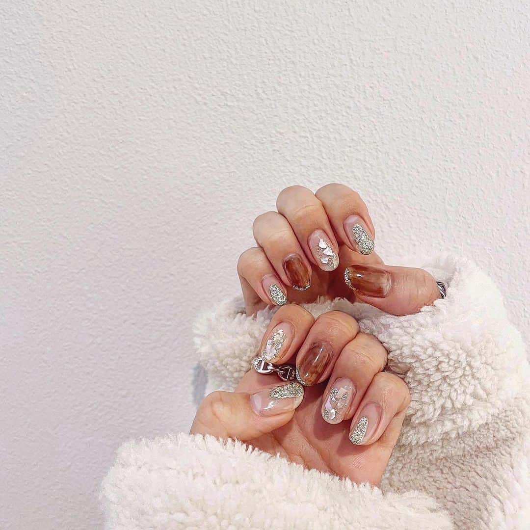 のインスタグラム：「今年初ネイル❤︎ @nailsalonfielia   ・ラメ×シェル ・クリアブラウンをじゅわっとぼかして先端にラメ ・クリア×変形ラメ×ゴールド囲み  どの指にも入っているラメは 3種類くらい混ぜてくれてるので 実際見るとめっちゃ綺麗💫  インスタを見たで予約してもらうと 初回20パーオフになるので よかったら使ってね🤎  #arii_nails#ネイル#ネイルサロン#表参道#表参道ネイルサロン#nail#nailsalonfielia#ネイリー#ネイル#シェルネイル#ニュアンスネイル#冬ネイル#ジェルネイル」