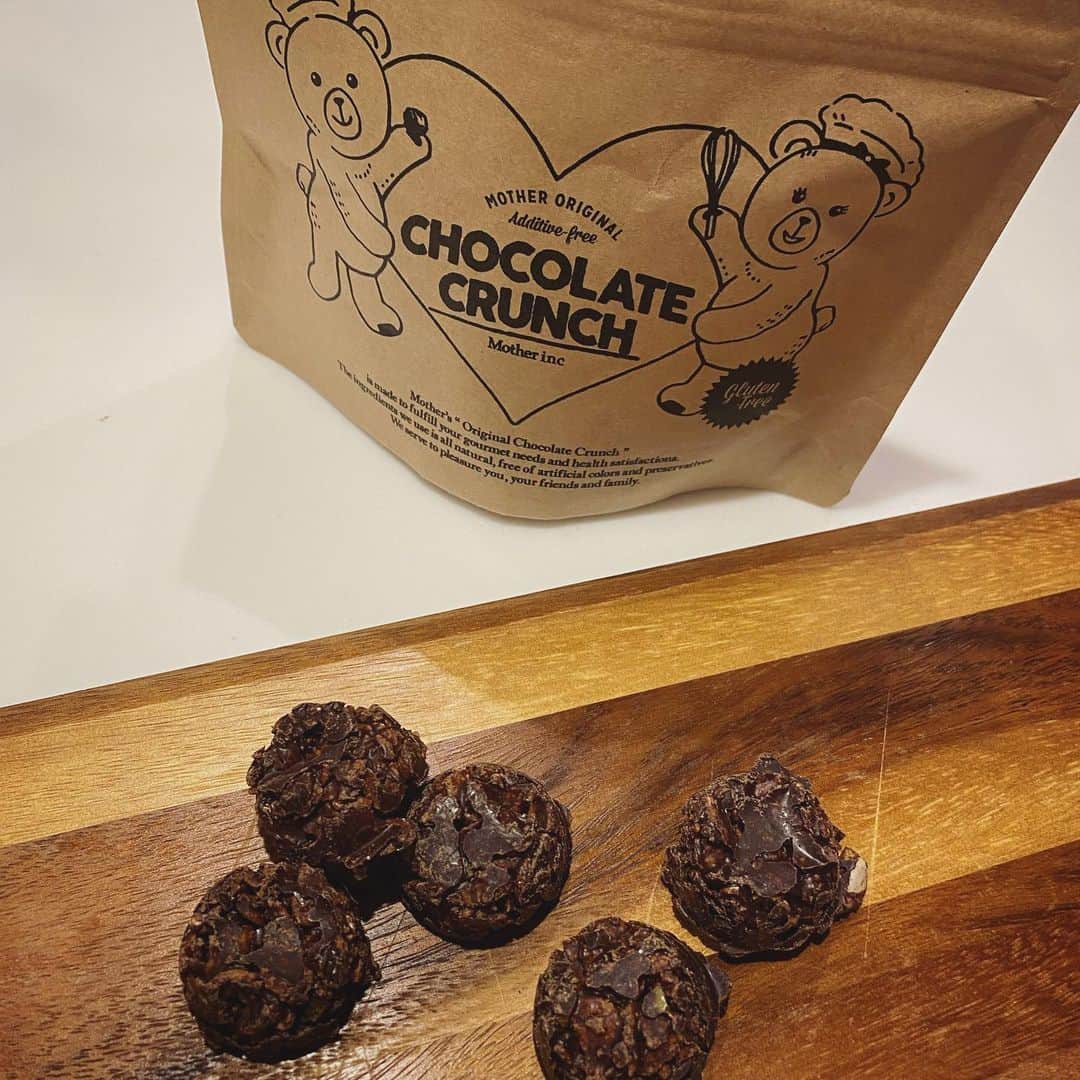 畑野ひろ子のインスタグラム：「@akihigashihara ちゃんプロデュースのチョコクランチ😍  凄く人気で、昨年は気づいた時には既に完売だったのだけど、今年は発売日に気づけてよかった😆 前回までのチョコグラノーラも大好きだったけど、このチョコクランチも白砂糖不使用で甘さ控えめ👍 パッケージも可愛い🧸」