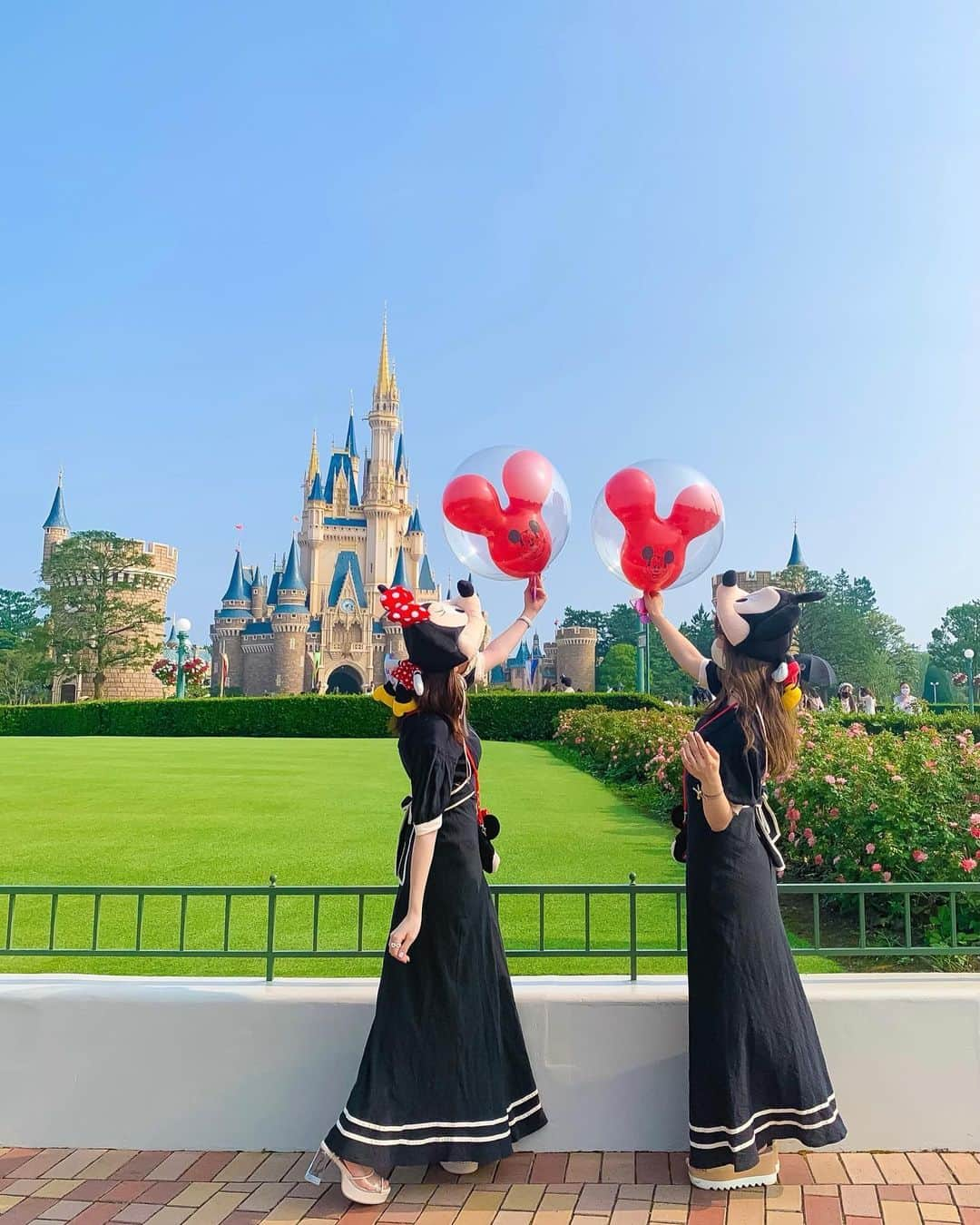 Kanaさんのインスタグラム写真 - (KanaInstagram)「ㅤ ㅤ 久しぶりにパークの写真🐭🎉🏰❤️ ㅤ ㅤ ㅤ 最近との投稿色味ほぼなかったから カラフルなのを🦄🌈💘 ㅤ あやかとも話してたんだけど やっぱり彩度高め加工って 可愛いし見てて元気出る〜っ😭💭💘 ㅤ ㅤ ㅤ ㅤ ㅤ 昨日ストーリーに載せたけど Clubhouseはじめました！ まだ全然わかってないけど フォローしてくれたら嬉しいです💭💓 ㅤ IDはインスタと同じ@ kalnnas2 です🦙☁️ ㅤ ㅤ ㅤ ㅤ ㅤ ㅤ ㅤ ㅤ #かなずん #kana_disney ㅤㅤ ㅤ #東京ディズニーランド #ディズニーランド #東京ディズニーリゾート #シンデレラ城 #ミッキーバルーン #ディズニーコーデ #双子コーデ #ミッキー #ミニー #ファンキャップ #tokyodisneyland #tdl #tokyodisneyresort #tdr #mickeymouse #minniemouse #cinderellacastle」2月4日 20時24分 - kalnnas2