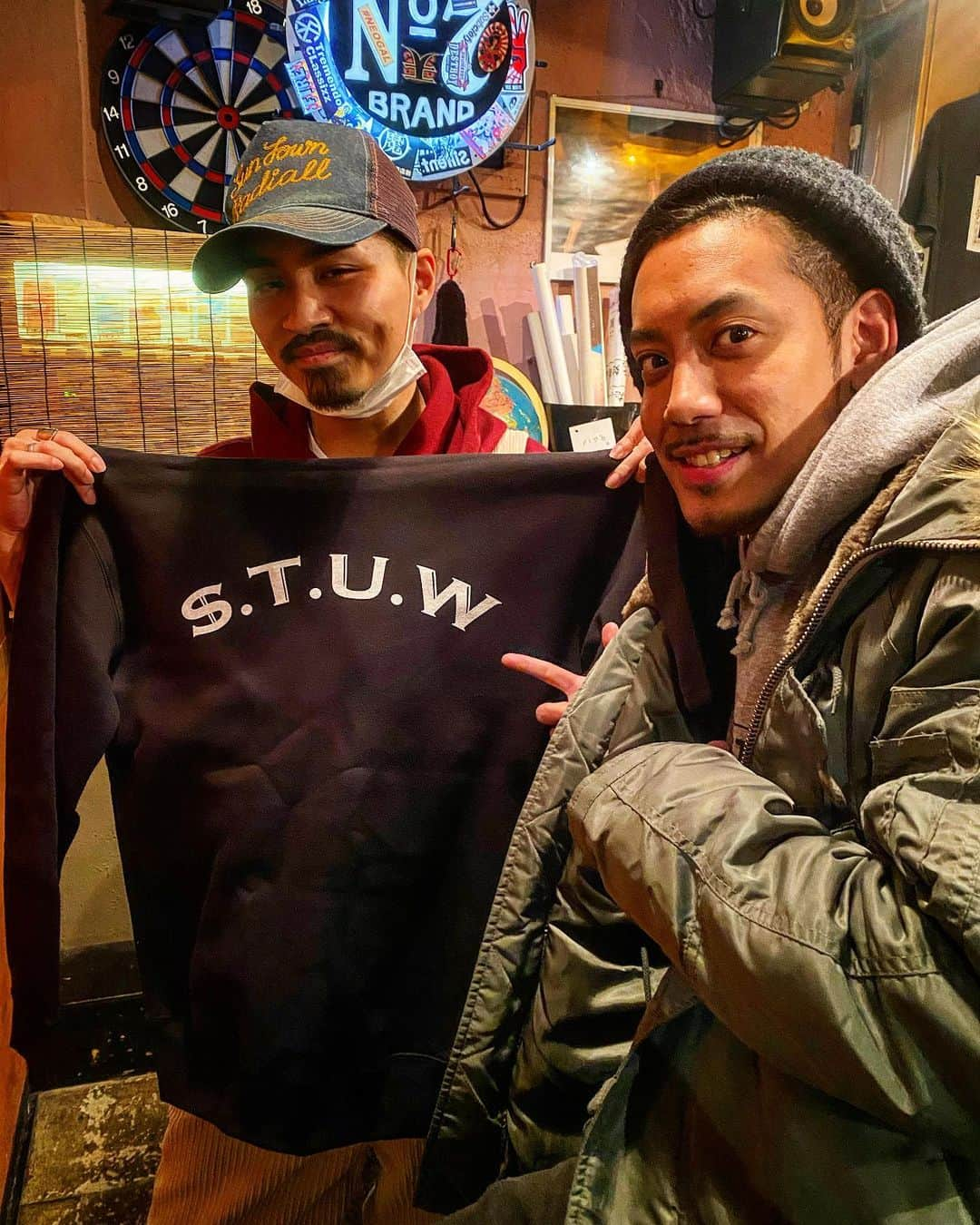 SHiNNOSUKEさんのインスタグラム写真 - (SHiNNOSUKEInstagram)「ひっさびさに友達に会った！  配信LIVE中のKITにS.T.U.Wパーカー渡してきたよん！  短い滞在時間だったけど、マサマンやツナにも会えて渋谷を感じた。  早く皆に会いたいわーってなった。  #stuw #rookiezispunkd #meloiksign #濃い絵面」2月4日 20時24分 - shinnosuke_rookiez