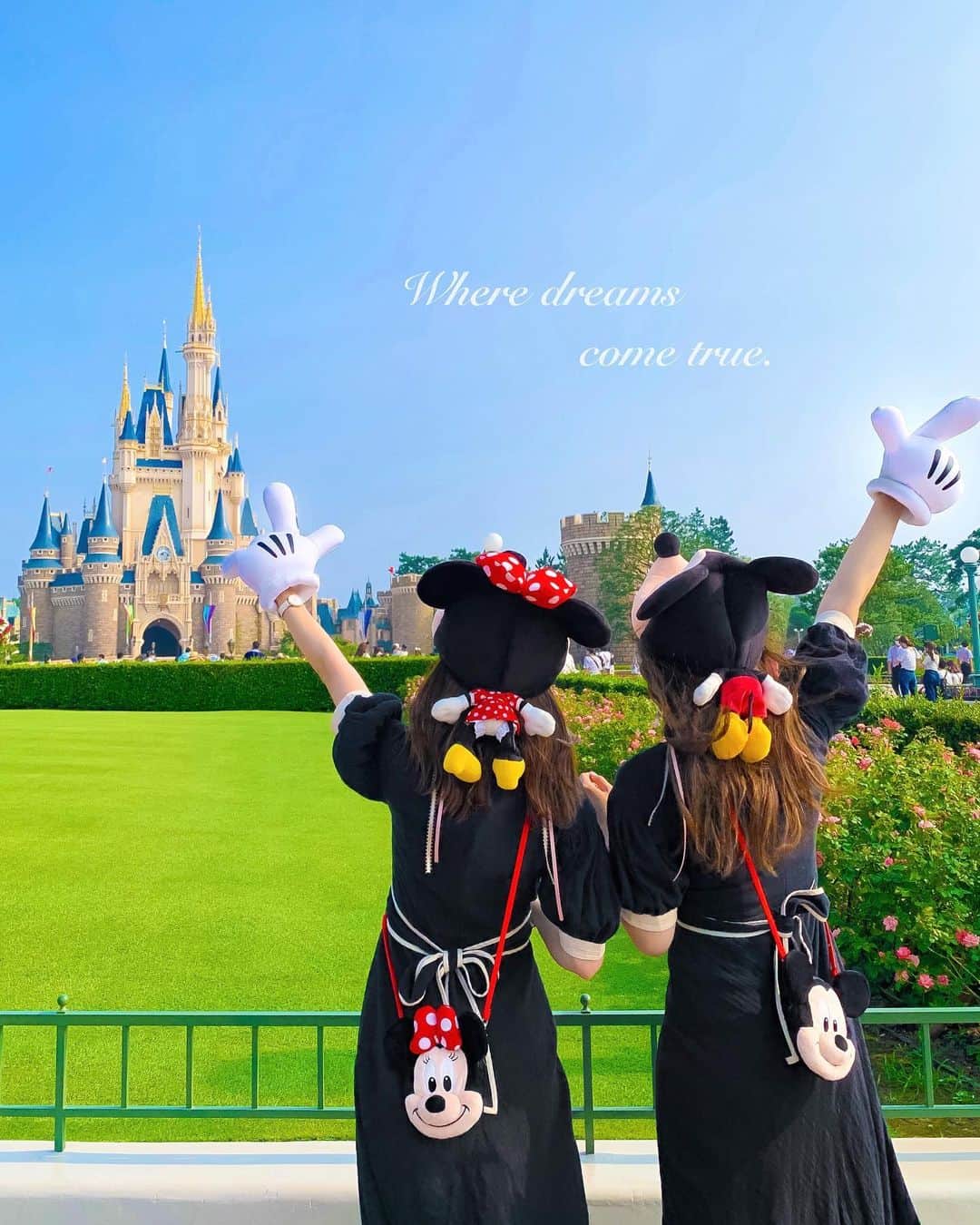 Kanaのインスタグラム：「ㅤ ㅤ 久しぶりにパークの写真🐭🎉🏰❤️ ㅤ ㅤ ㅤ 最近との投稿色味ほぼなかったから カラフルなのを🦄🌈💘 ㅤ あやかとも話してたんだけど やっぱり彩度高め加工って 可愛いし見てて元気出る〜っ😭💭💘 ㅤ ㅤ ㅤ ㅤ ㅤ 昨日ストーリーに載せたけど Clubhouseはじめました！ まだ全然わかってないけど フォローしてくれたら嬉しいです💭💓 ㅤ IDはインスタと同じ@ kalnnas2 です🦙☁️ ㅤ ㅤ ㅤ ㅤ ㅤ ㅤ ㅤ ㅤ #かなずん #kana_disney ㅤㅤ ㅤ #東京ディズニーランド #ディズニーランド #東京ディズニーリゾート #シンデレラ城 #ミッキーバルーン #ディズニーコーデ #双子コーデ #ミッキー #ミニー #ファンキャップ #tokyodisneyland #tdl #tokyodisneyresort #tdr #mickeymouse #minniemouse #cinderellacastle」