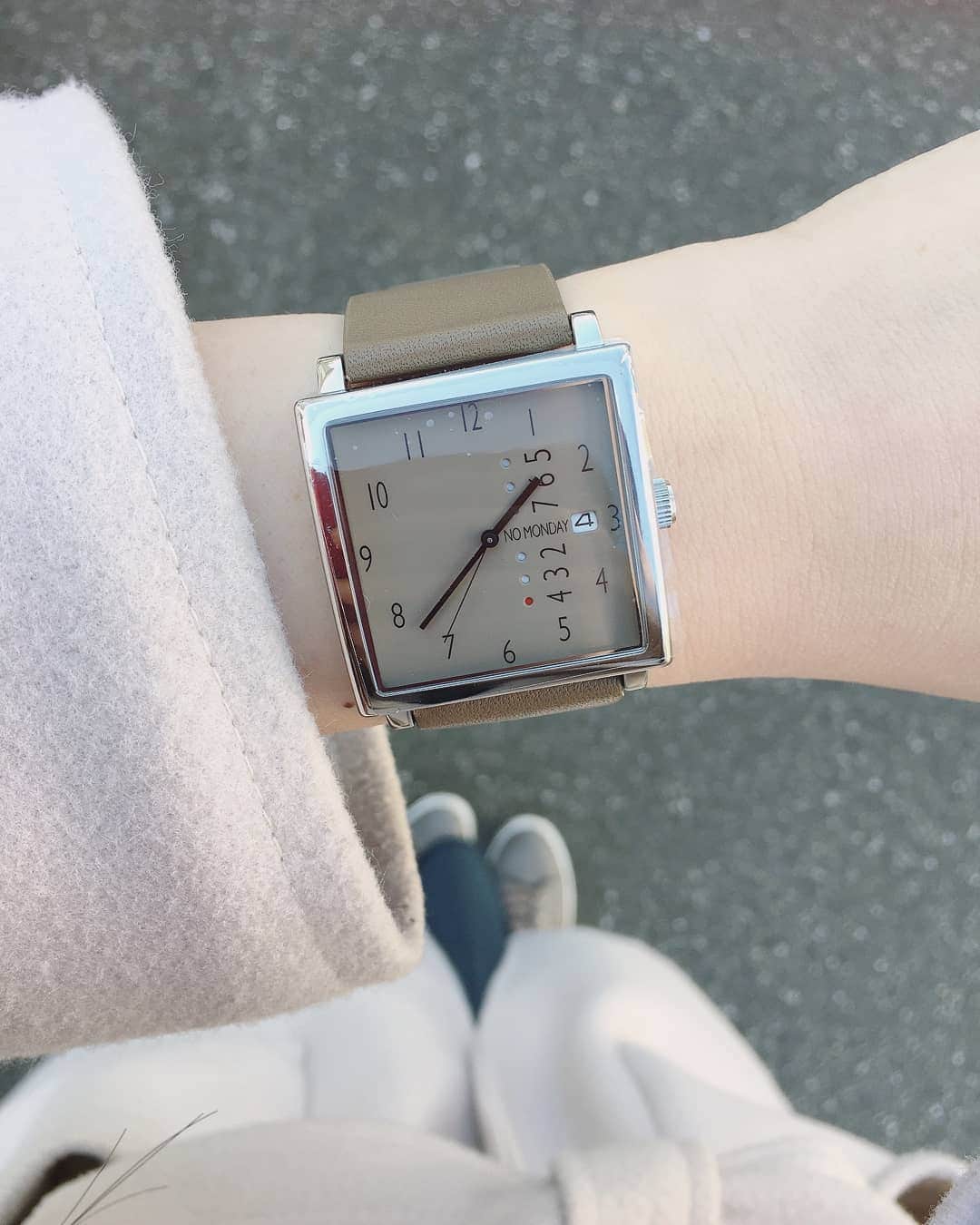 白葉まりさんのインスタグラム写真 - (白葉まりInstagram)「#ニュアンスカラー の時計❤️ 何かと何かを混ぜたような中間色が流行ってるみたい👀✨ . . 今まではっきりした色とかわりと好きだったけどこういう色もいいなってお気に入りになりました🤭💓💓 . . bag🔸 #メゾンドフルール watch🔹 @nomonday_jp . クーポンコード『shiraae68』使用で #nomonday の時計が10％OFFになります⌚💕良かったら使ってね☺️🎵 . . . . . . #ファッション #コーデ #ノーマンデー #腕時計 #時計 #手元倶楽部 #腕時計倶楽部 #腕時計好きな人と繋がりたい #ウォッチ #ユニセックス #メンズウォッチ #レディースウォッチ #バレンタイン #ギフト #ニュアンスカラーコーデ #fashion #code #instagood」2月4日 20時25分 - shirahamari