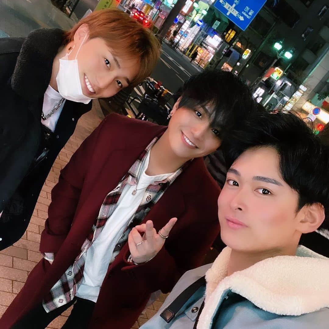 KAZUKI【ANFiNY】のインスタグラム：「お互いに夢を語り合う 最高の親友。  モチベ上がるし 本当に毎回無駄な時間にはせん。  心からありがとう。 大好きやぞ！  #親友 #さんいち」