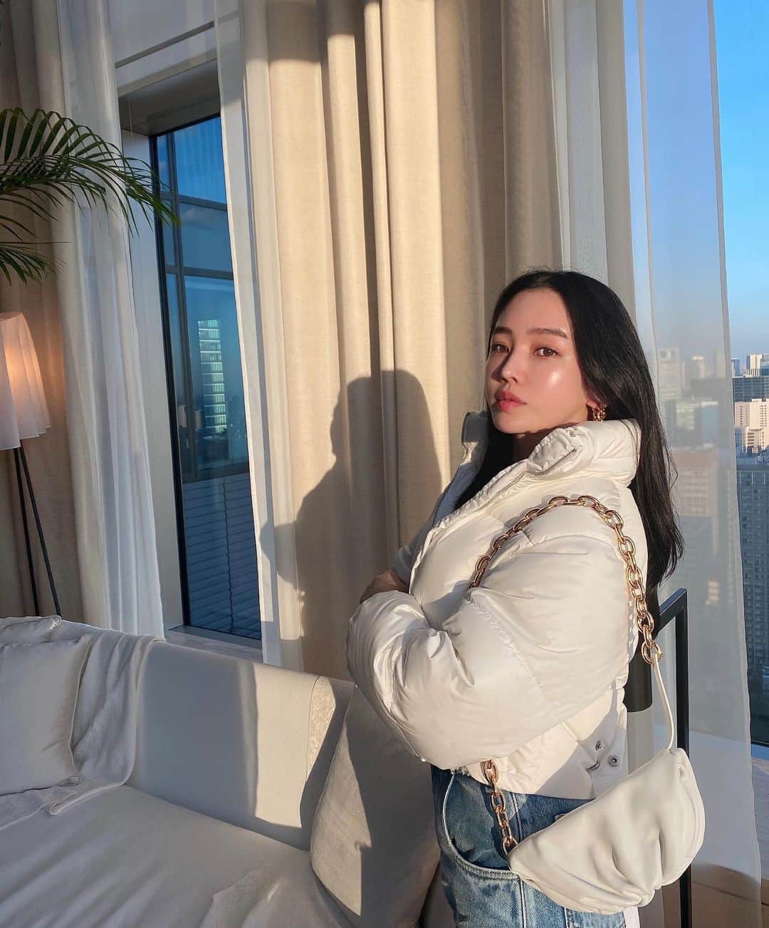 megbabyのインスタグラム：「今日もツヤ玉✨🧏🏻‍♀️🤍  #今日も肌はグロウトーンアップクリームとグロウサンクッションだけ😉」