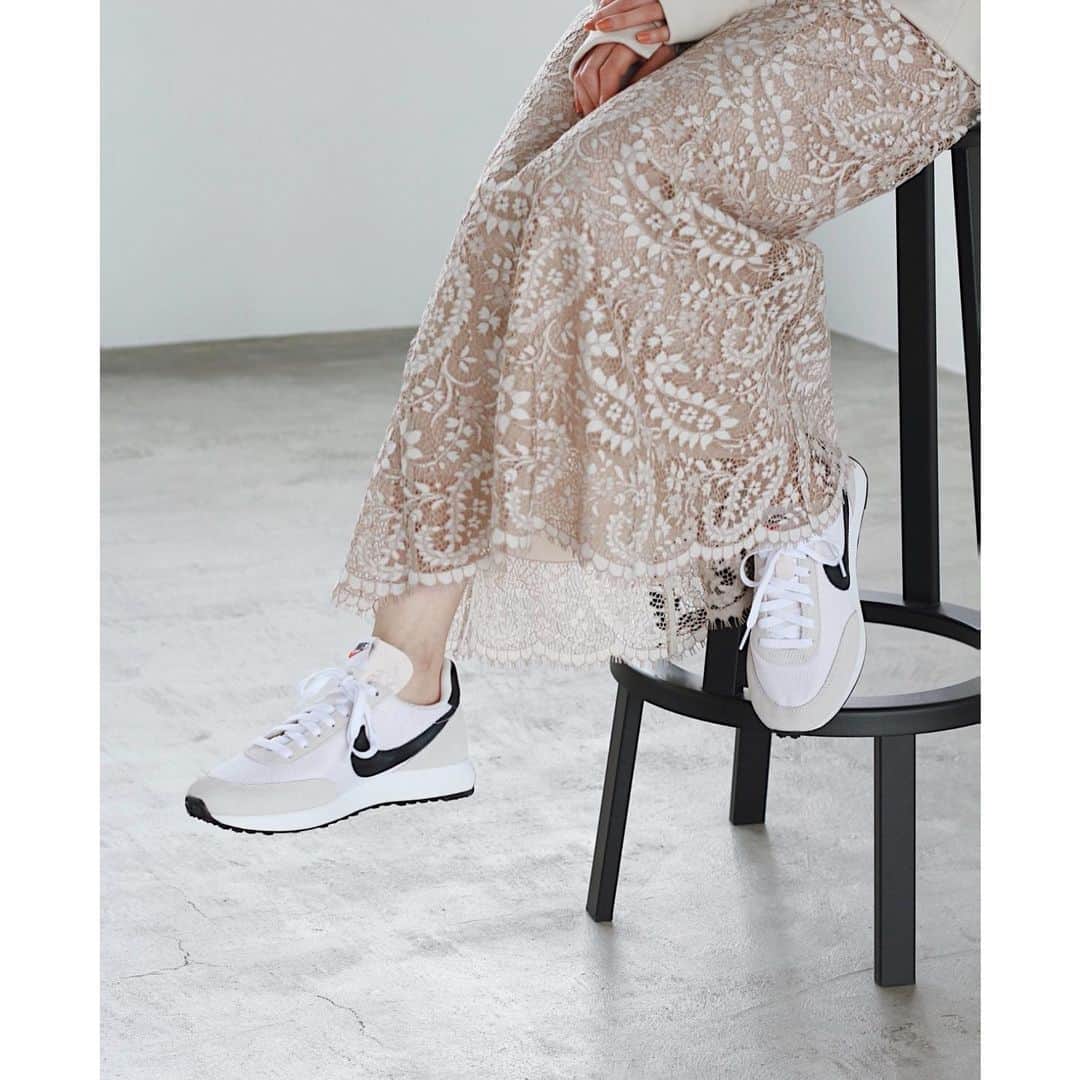のインスタグラム：「RESTOCK🎉﻿ ﻿ 完売している大人気のスニーカーが週末に再入荷！﻿ ﻿ 春コーデに合わせやすい﻿ シンプルなデザインとカラーが人気の理由✨﻿ ﻿ ﻿ ﻿ ーーー﻿ ﻿ NIKEエアテイルウィンド79﻿ ¥9,000+tax﻿ col:ホワイト﻿ size:23、23.5、24、24.5、25﻿ ※25cmはONLINE STOREのみ入荷（2/7加筆） no.210093910002510﻿ 店舗→2/7（日）﻿ ONLINE STORE→2/6（土）正午〜﻿ ※お取置き、お取寄せは2/9より承ります。﻿ ﻿ ﻿ NIKEウィメンズデイブレイク﻿ ¥10,000+tax﻿ col:ベージュ﻿ size:23、23.5、24、24.5﻿ no.21010900529010﻿ 店舗→販売中 ※2/7（追加入荷）﻿ ONLINE STORE→2/6（土）正午〜﻿ ﻿ ーーー﻿ ﻿ ﻿ #IENA #イエナ﻿ #IENA_21SS﻿ #Playful_Trad﻿ #Comfy_Happiness」