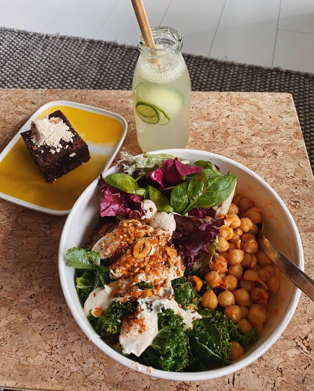 STIL IN BERLINのインスタグラム：「This week, my mood is very much this: I do not want to cook. So I am exploring delivery options! I didn't expect having to invest research time to find new stuffs, so I went back to a trusted favourite of mine first - @rocket_and_basil have been delivering since the beginning of this mess and have thus been able to perfect their game. Their order process is super easy, the delivery is so very much on time (in the most German type of way, which is five minutes early) and their food is sooo yummy. This is their lunch deal, a salad (regular size) plus their Persian lemonade. I added a tahini halwa brownie for funsies. And a grilled cheese sandwich for later.  They offer pantry items like granola and coffee for those single person households (like mine) that have a hard time matching the minimum order with just ready-to-eat food. Thank you Sophie & Xenia, I feel seen. More delivered food is to come, follow my journey in the stories, and please - do send me recommendations for specific places if you have them.」