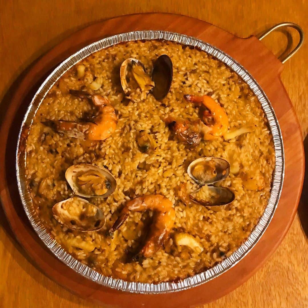 福田葉子のインスタグラム：「#吉祥寺テイクアウト　今宵はスペイン料理　PEP！魚介のパエリア、出汁がきいて美味すぎる…。おまかせピンチョスの前菜パテ盛り合わせは、系列店EPEEのパンとセットで。ゴルゴンゾーラムースとラムレーズン、海老とクリームチーズがベスト3。キンキンに冷やしたカヴァがすすむすすむ！おいしかったあ。おすすめ。ここのスペイン風オムレツ最高なんですよね。オープンキッチンの素敵なお店でのんびり楽しめる日が早くきますように。 #togo #takeout #PEP #spain #spanish #yummy #foodie #paella #bread #EPEE #kichijoji #テイクアウト　#吉祥寺　#スペイン料理　#ペップ　#パエリア　#おいしい　#パン　#エピ　#夕飯」