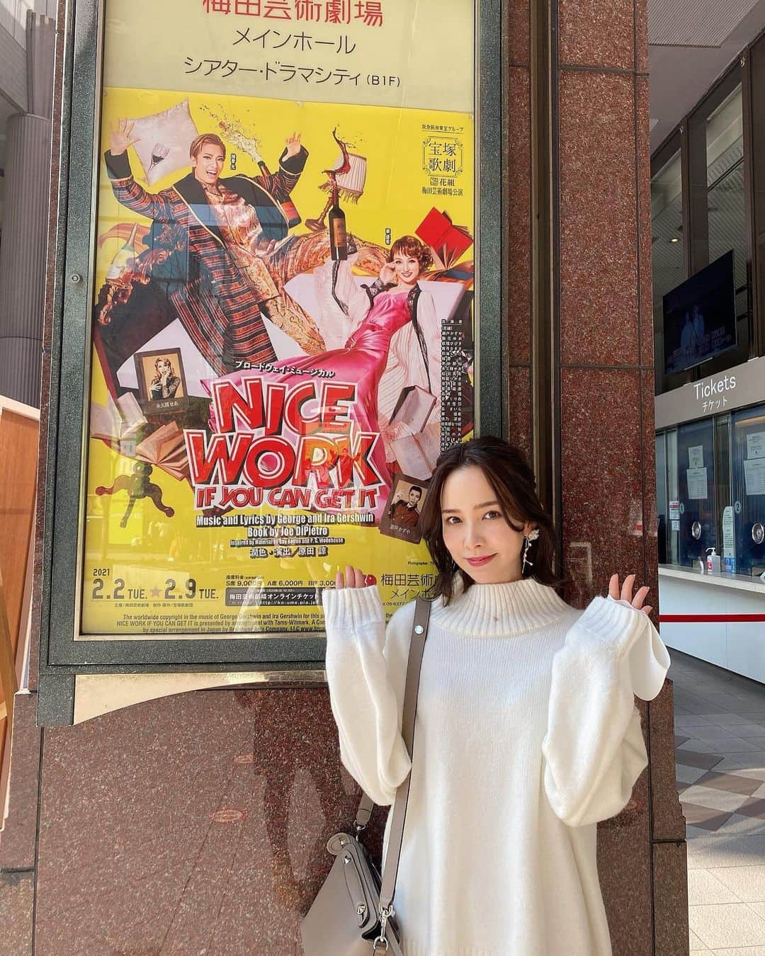 黒澤詩音のインスタグラム：「#宝塚花組  「NICE  WORK IF YOU CAN GET IT』  #華優希 ちゃんのお顔が可愛すぎて天才でした(語彙力)  #柚香光 ちゃんの今回のお役が好きすぎました（毎回言ってる。笑） 教育目的のキスってジミーがビリーにするところで心が悲鳴を上げました。ラストのデュエダンのれいちゃんは、フレッドアステアみたいでした〜✨  ストーリーも面白くて、とても楽しい時間でした⭐️ 今回もしっかり感染対策ばっちりで、安心して観劇ができました✨  ※写真の時だけマスクを外しています！  #花組 #宝塚 #宝塚歌劇団 #梅田芸術劇場 #観劇 #ナイワ #auxbacchanales #cafe #ブロードウェイミュージカル  #アナウンサー」