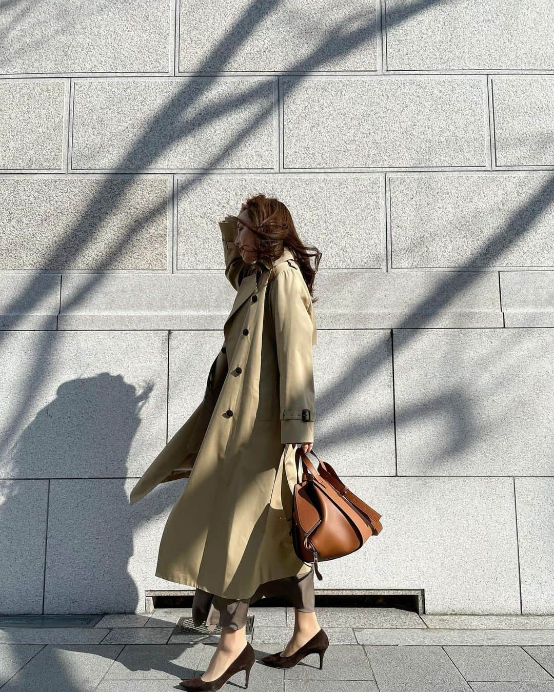 のインスタグラム：「. おすすめすぎるトレンチコート。 一度羽織ってもらうとシルエットの綺麗さに驚くはず◎ 私自身こんなにドンピシャなトレンチ初めて。  欧米アパレルにもよく使用される 高密度のギャバジン生地が 綺麗な艶感とハリを出してくれる✨  かなり良い生地を使用しているのに ¥22,000+tax は安すぎてスタッフもビックリ。 (安くして欲しいと頼み込みました😂😂笑)  . 色味が分かりやすいように 2.3枚目はNO加工(風強すぎ) 4枚目は静止してる姿が分かりやすいように。笑 5.6枚目は前を閉めた写真。(モデルさんのオフショット) 閉めたのもめちゃめちゃタイプ！❤︎  #SOUAIRE #2021SS #セットインスリーブトレンチコート」