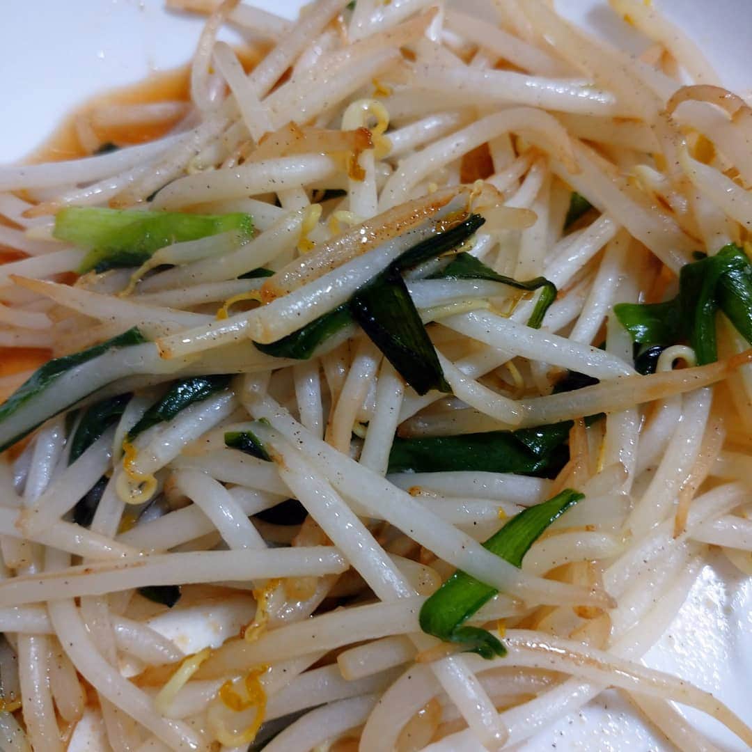 橋本和樹のインスタグラム：「本日のズボラ飯  ニラもやし炒め しょうが焼き 頂いた食べるラー油で四川風麻婆豆腐 #ズボラ飯 #自炊飯 #ドケチ飯 #プロレスラーが作る飯 #酒飲みの味 #基本茶色 #街中華的な」