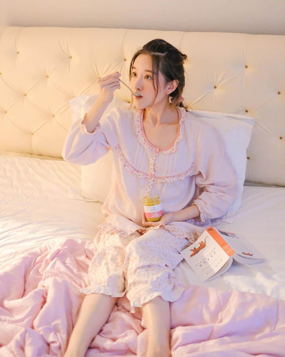 のインスタグラム：「😳 👈 Muka pas tau ternyata komik baru udah keluar... Okay, that, but this is also the face that I make every time my tummy ache got instantly betterrrrrr after I had this amazing bone broth from @brothnco. 🙀⁣⁣ ⁣⁣ Kalian ada ga sih yang kayak aku, yang digestive systemnya bermasalah? Aku waktu SMP pernah maag akut sampe berhari-hari tidurnya harus duduk meringkuk, dan 2017-2020 kemarin aku pernah 2x lari ke UGD karena asam lambung. 😨 Sampe sekarang pun, kalo aku telat atau salah makan (or udah telat makan eh malah minum yang acidic like kopi atau jus apel gitu misalnya), kadang perut aku bisa ga enak banget sampe wajib selalu sedia obat maag. Dan itu belom lagi kalo ditambah kram dari mens. Jekpot men. 🙃⁣⁣ ⁣⁣ Nah waktu tau si @brothnco ini ternyata udah banyak banget testinya buat soothing GERD, aku kepo dan coba juga waktu perut aku ga enak. Sekali, dua kali, tiga kali, IT ALWAYS WORKS and I was like 😳. Perut yang tadinya lagi ga enak, melilit banget, langsung nyaman dan relax~🧘🏻‍♀️ Last slide itu salah satu contoh when my tummy was acting up again and @brothnco (Ant juga deh, soalnya dia yang angetin wk 😚) came to the rescueee!⁣⁣ ⁣⁣ I dunno if it’s the all-organic ingredients, how the kind owner (Christine) meticulously arranges the cooking process and everything (yang awalnya buat sembuhin kondisi autoimmune-nya sendiri dan berhasil), but what I do know is @brothnco WORKS for my gut problems. Not to mention, it’s such a rich, delicious comfort food. 🤤 Well done, Christine! 🤗💫」