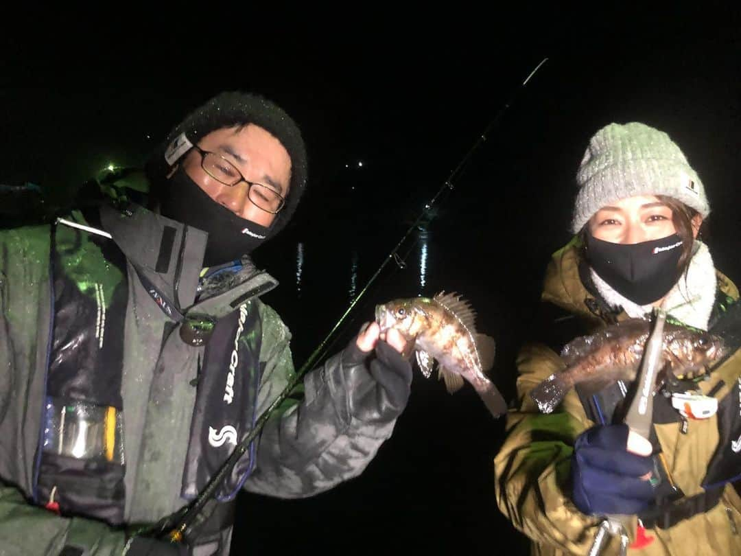 彼方茜香さんのインスタグラム写真 - (彼方茜香Instagram)「メバル釣り♥ 今夜の｢ソルトフィッシングパラダイスtv｣はメバリング！ 雨も降ってたけど全然寒くない夜の撮影でした♪ 広瀬さん目閉じてる写真しかなくてごめんなさーい！！ #毎週木曜日  #サンテレビ #22時30分から #kbs京都 #23時30分から #ﾒｼﾞｬｰｸﾗﾌﾄ #ソルトフィッシングパラダイスtv  #彼方茜香出演中 #釣り番組 #sarynfishing」2月4日 20時39分 - serikaochikata