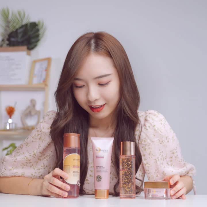 STEPHY YIWENのインスタグラム：「I really really like my new skincare addition - @bioessence_my’s Bio-Gold 24K Rose Gold Water because it hydrates my skin making it look so youthful ☺️🌸  Get a youthful complexion with their Rose Gold Water and do the #RoseGoldChallenge with me! 🙌🏼  #BioEssenceMY #BioRoseGold #24KRoseGold #RoseGoldChallenge #我多喜欢你」