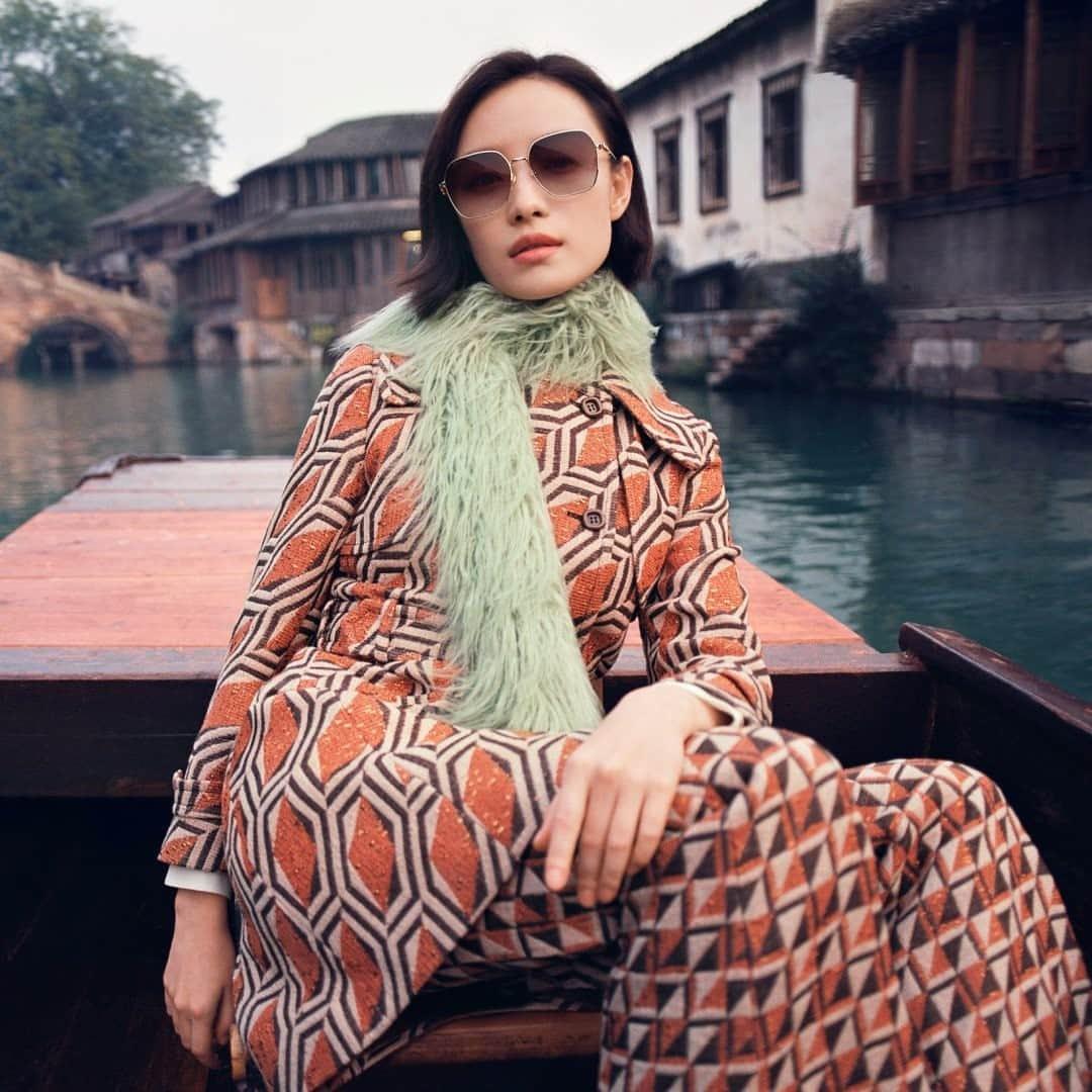 グッチさんのインスタグラム写真 - (グッチInstagram)「A tale of two cities: #NiNi @captainmiao appears in the new #GucciEyewear campaign. Imagining a Venetian dream on the canals in the historic Chinese town of Wuzhen, the actress is captured by Leslie Zhang @lesliezhang1992. Here, Ni Ni wears oversized square-shaped sunglasses with a frame crafted from lightweight metal featuring Gucci’s emblematic Horsebit symbol, available exclusively in China. Creative director @alessandro_michele and art director @christophersimmonds. Discover more through link in bio. #AlessandroMichele」2月4日 20時40分 - gucci