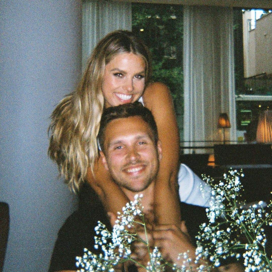 ナタリー・ジェーン・ローザーのインスタグラム：「4 years loving you 💛 @harleympb」