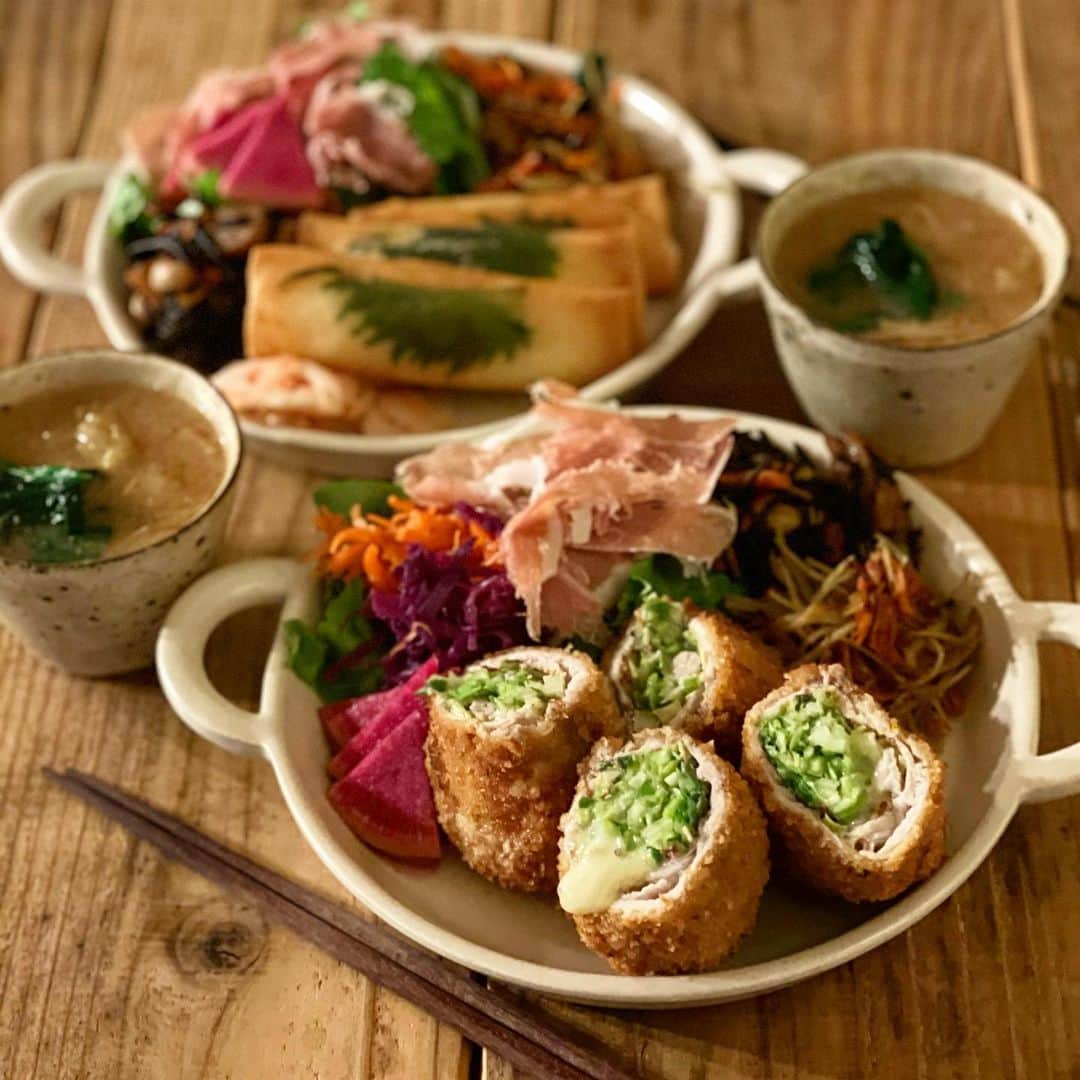 Atsukoのインスタグラム：「今日の晩ご飯  キャベツの肉巻きカツ ささみ明太紫蘇チー春巻き 金平牛蒡 ヒジキ煮 生ハムサラダ 蓮根の明太子和え 紅芯大根の浅漬け 白菜と揚げの味噌汁  娘の好物の春巻きで晩御飯。 その他はキャベツの肉巻きフライ。 千切りしたキャベツをお肉で巻いてカツにしてます。 かさ増しバンザイ🙌🙌 中にはチーズも入ってるので、まぁ美味しかった❤最新号のオレペにレシピ載ってまーす😋👍→すみません、macaroniさんのレシピでした😭😭」