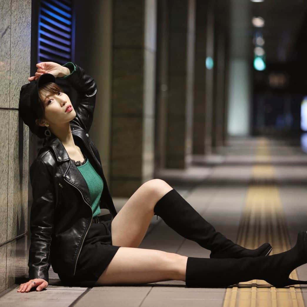 板野優花のインスタグラム：「Photo by @shintaro_1985 さん ・ 23日の5部に来てくださった しんたろうさん😚💓 個人開催した撮影会ぶりに来てくださって めっちゃ嬉しかったのー🤗✨ ・ 私のことを忘れないで覚えててくれる人が いるって本当に有難いなぁ🥰 ・ この日の5部は唯一日が暮れた後の 撮影だったら全然違う雰囲気で撮れて どれ上げようかすごい悩んでる！✨ ・ #aoichance撮影会 #シャドウライツ撮影会  #ポートレート #関西モデル #サロンモデル #イベントMC #撮影会モデル #ポトレモデル #カメラマンさんと繋がりたい #美容師さんと繋がりたい #有名になりたい #イベントmc #関西タレント #ポートレート好きな人と繋がりたい  #美脚 #ショーパン #太もも #絶対領域  #ポートレートしま専科 #スタジオ撮影 #夢を叶える #あざとい #好きな仕事で生きていく  #japanesegirl #kawaii」