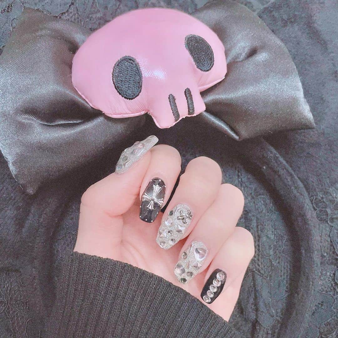田口未彩のインスタグラム：「🖤  にゅーねいる、❤︎  @anvioginza   #クロムハーツネイル　#クロムハーツ　#ネイルデザイン　#地雷ネイル　#病みネイル　#量産型ネイル　#ブラックネイル　#クロミ　#クロミちゃん」