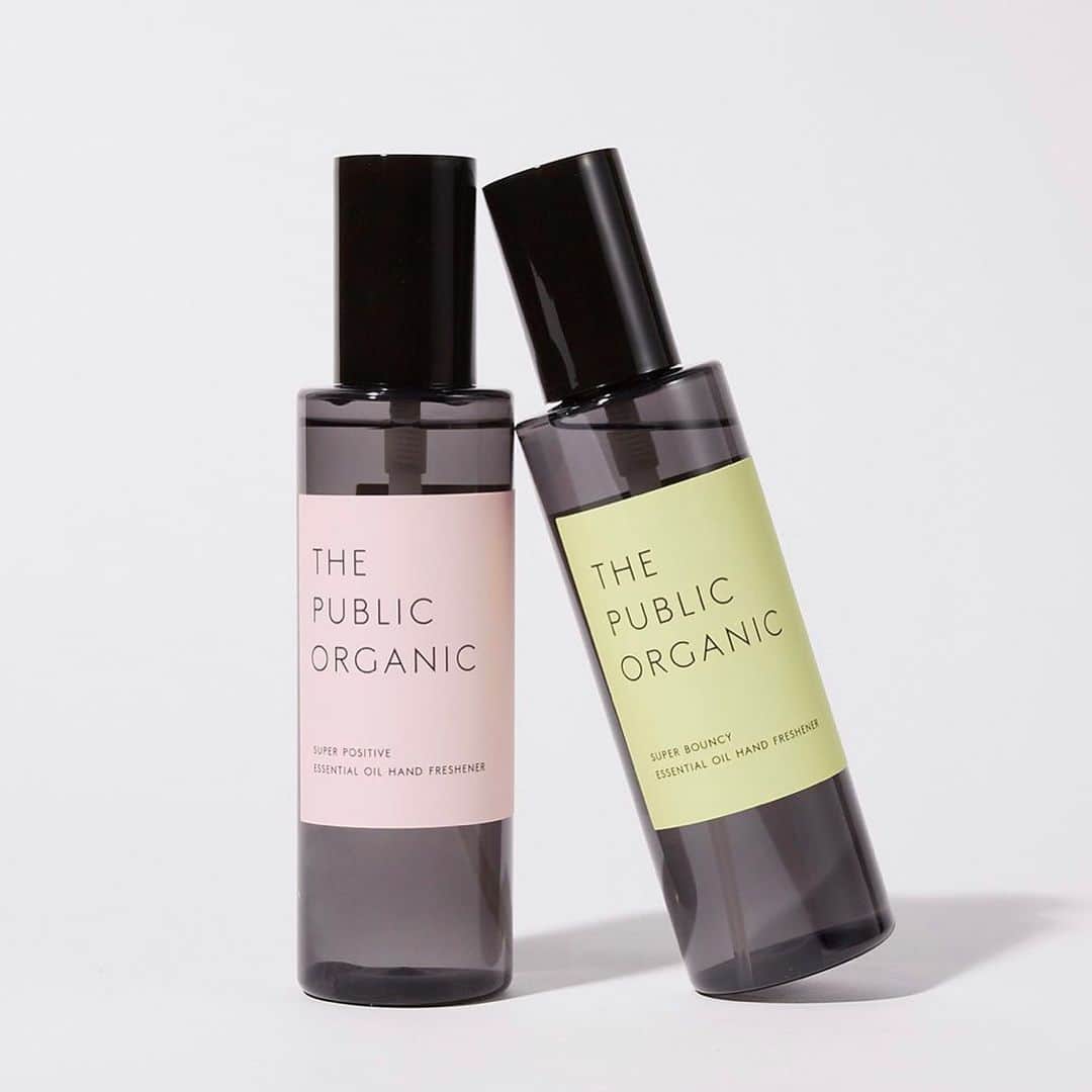 VOGUE GIRL JAPANのインスタグラム：「今年のバレンタインには、チョコレート以外のものを贈ってみるのもいいかも💝 絶対に外さないギフトとして、エディターが注目したのは「ザ パブリック オーガニック」の精油ハンドリフレッシュナー🙌✨ 手指をすっきりさせながらも肌を保湿し、さらには香りで気持ちまでリフレッシュしてくれるという優れもの🤩 ギフトとして贈ったら老若男女から喜ばれそうです！  他のエディターがセレクトしたバレンタインギフトは、プロフィールのURLからCHECK❤︎→@voguegirljapan  #thepublicorganic #valentines #editorspick #voguegirl」