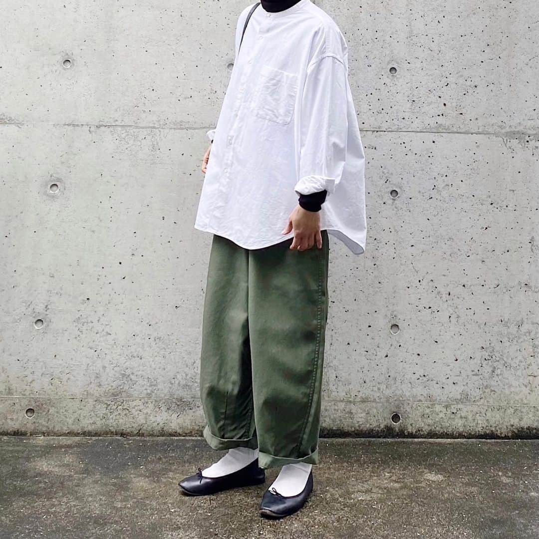 ryokoのインスタグラム：「▪︎ . 白シャツとファティーグパンツ . . . shirt #graphpaper  bottoms #harvesty shoes #repetto  bag #artsandscience」