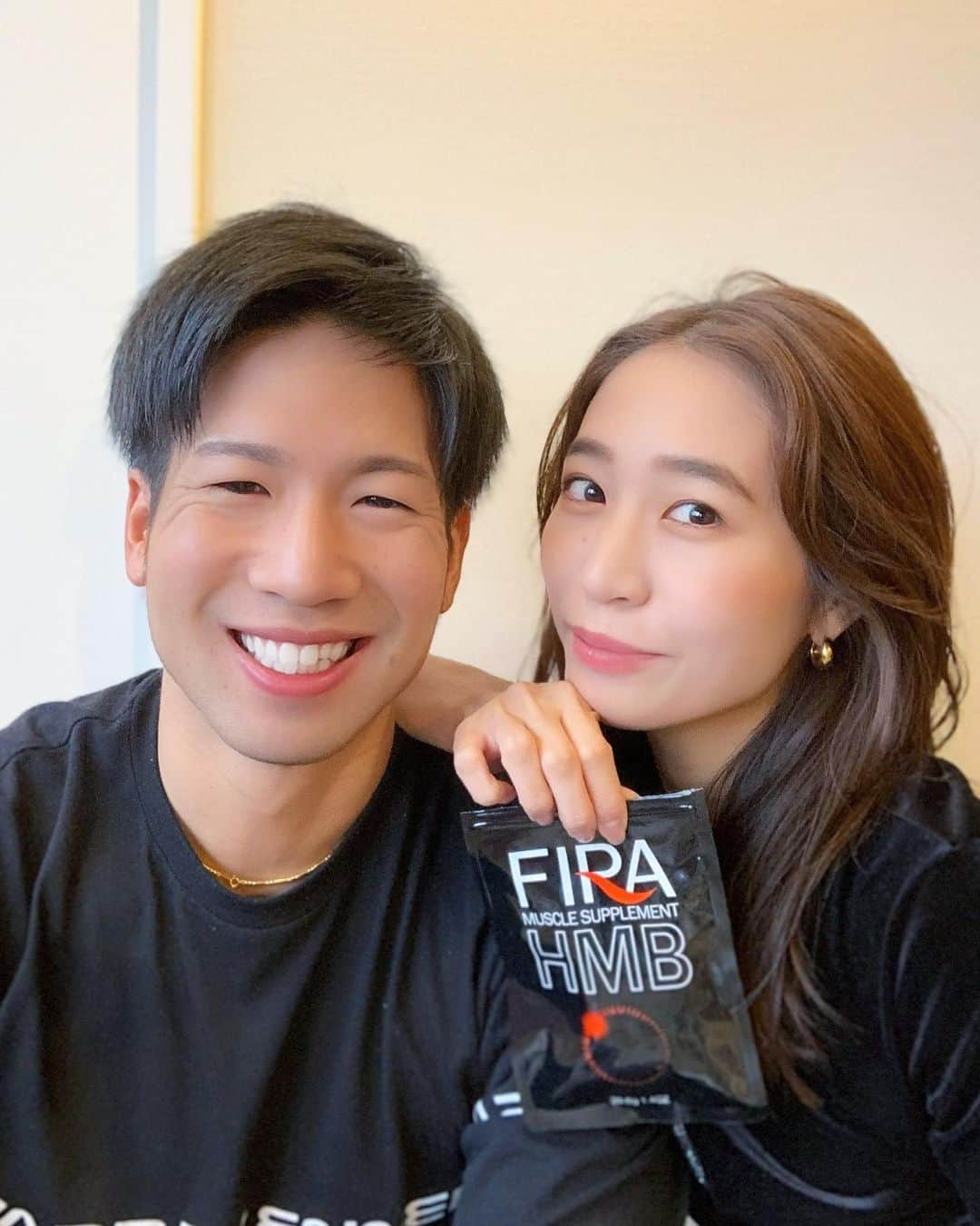 鈴木優美 のインスタグラム：「夫とプランク🙌(2枚目) 最近はジムに行けない日は自宅トレーニング😊 食事管理と運動で不足した栄養はファイラ @firamuscle で補う！ . ファイラはもともとは男性用のサプリだけど、女性からも凄く人気があって、持ち運びもしやすく手軽に飲める優れものだからトレーニングを頑張りたい方にオススメです♪ . たまにのご褒美時間のために日々頑張る！ ちなみにこれは以前の夫のバースデーディナーです🎂(3枚目) . . . . . . . . . . . #ファイラ #HMBサプリ　#筋トレ　#BCAA 　#インディアーツ #ボディメイク #必須アミノ酸 #冬トレ #宅トレ #家トレ #栄養補給 #HMB　#食事管理 #PR #pr_bangle」