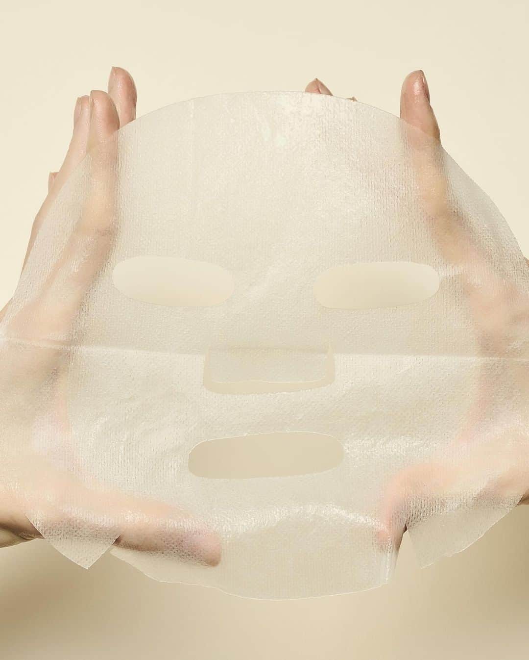 山中美智子さんのインスタグラム写真 - (山中美智子Instagram)「@favs__official からついに🌙  フェイシャルマスクが登場します✨  みずみずしいハリとツヤが欲しい！肌を引き締めたい！日焼けによるダメージをケアしたい！  そんな時は是非試して頂きたい自信作✨✨✨  2/8 17時から発売です🦋  フェイシャルマスクの発売を記念して、バレンタインスペシャルボックスも限定発売されます✨  素敵なバレンタインに向けて是非スペシャルケアを🤍✨  Calming Facial Mask  “自発的保湿とW引き締め効果で敏感肌を エイジングケアするシートマスク”  🌼 涙に着目した生態模倣水。皮膚になじみやすく、 眼球を保護して乾かさない特殊な水を使用。 肌を外的環境から保護しながら、自らうるおいを巡らせる自発的保湿メカニズムをサポートします。  🌼12種類のビタミンと2種のペプチドをリポソーム構造で肌の奥へ！栄養をたっぷりと✨ダメージを復活させ、ふっくらとした肌の厚みを保つサポートをしてくれます。  🌼海藻や植物成分に保湿成分を組み合わせたゲルでコーティングされた特別なシートを採用。 ハイドロゲル化することにより高い保湿力と引き締めを✨  🌼敏感肌をケアするツボクサエキス（CICA） 昔はキズ薬として使われていたというスイセンエキスを配合。  🌼ドラゴサイン配合でUVのダメージケアを✨酸化から保護してコラーゲンを増やす抗酸化成分です。  🌼デイジーエキス　 アンチエイジング、老廃物を吸着しお肌デトックスを促します。  🌼ヒアルロン酸と白樺エキス 敏感肌をケアしながらしっかりと保湿し潤いが続きます。」2月4日 20時45分 - alexiastam1988