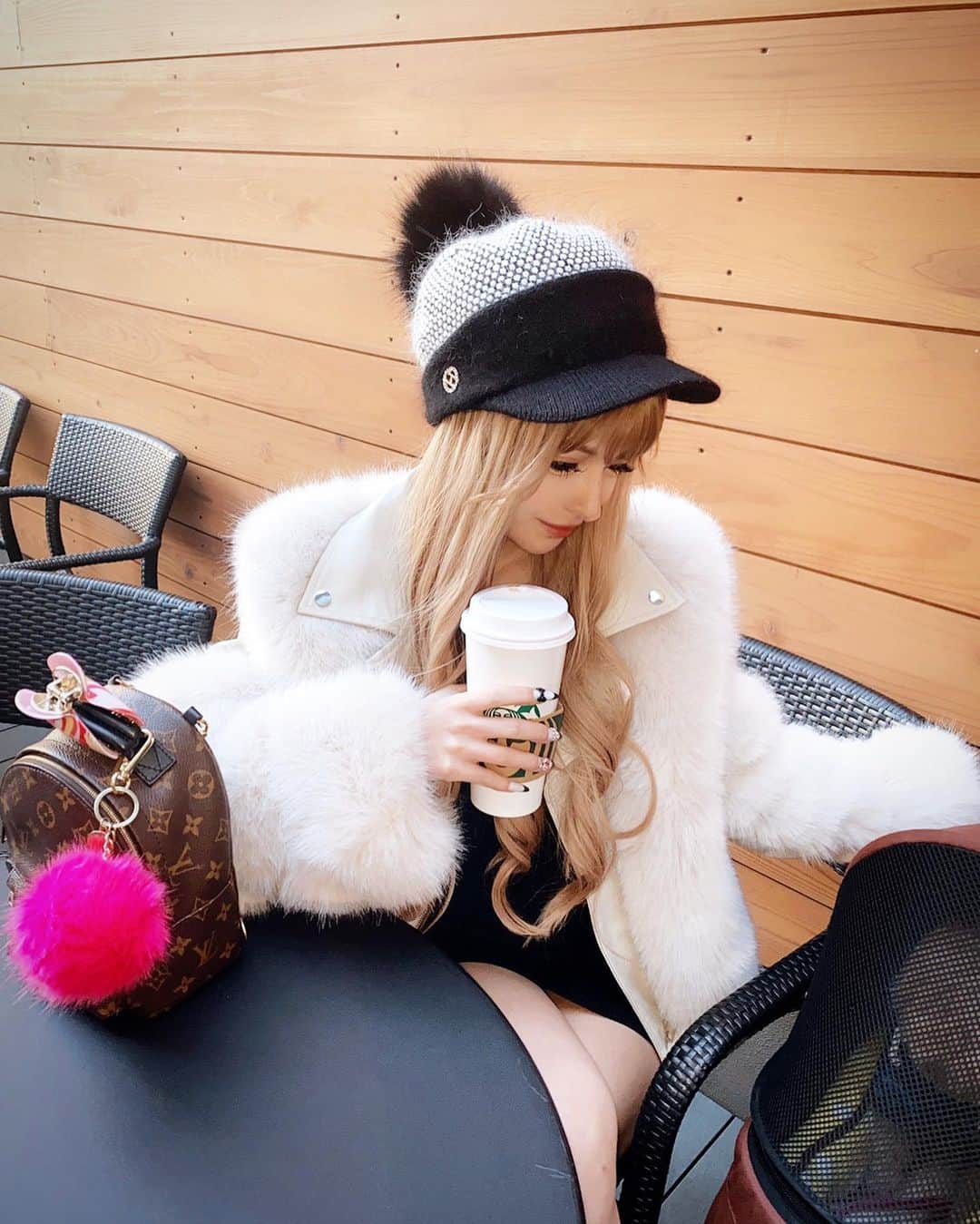 アンジェリカのインスタグラム：「🐱💙 . ラルム(🐶)とお出かけした時の❤︎.* お散歩行く？って言うと凄い嬉しそうに するから本当に可愛\ ♪♪ /  Newの帽子も可愛の💕 ぽんぽんに惹かれやすいꉂʱªʱª❤︎  @select_coco8 でGETしたンゴ🐵💖  . 💙🐱  #お散歩コーデ #犬のいる暮らし #私服 #あんじぇコーデ #ニット帽 #アウターコーデ」
