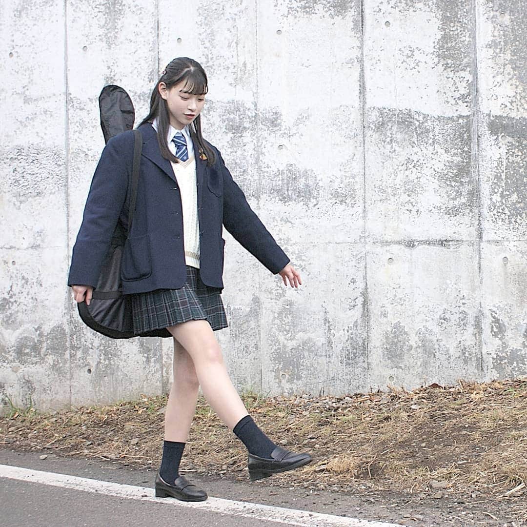 のインスタグラム：「かえりみち👣  . .  #instagram  #instagood  #instalike  #制服  #なんちゃって制服  #アコギ #エレキギター  #jc #jc2 #sjc #中学生  #中2 #model #モデル  #熊井戸花」