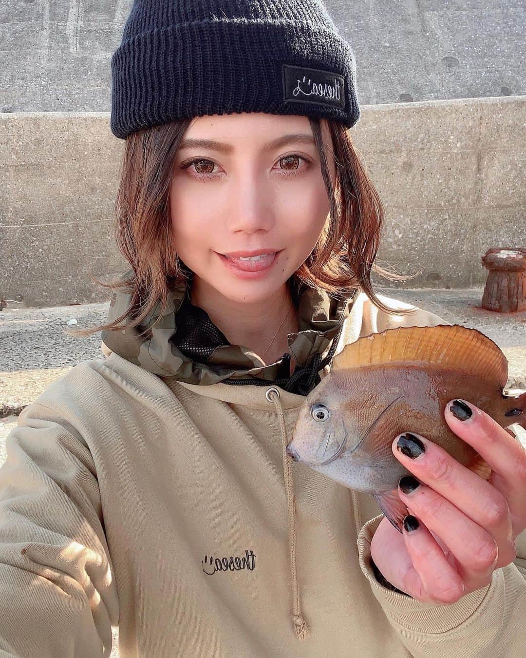 のインスタグラム：「よくわからんけど、ニセカンランハギらしい。。そして尻尾が危険らしい。 そして臭いみたい泣 見たことない魚ばかりでわからーん。。😭 島生活中なんでネイルなんかできないのでぼろぼろやけど気にしないでください。 #イチノジ #種子島 #種子島グルメ #ニセカンランハギ #トカジャー #鹿児島 #釣り #フィシング #fishing #釣り好きな人と繋がりたい #どんなもんぢゃーーーい #キョッソーーー #オリジナルブランドのアクセサリーをつくれるアプリ #爆釣パーカー#オリジナルブランド#釣り女子 #熱帯 #鹿児島県 #種子島キャンプ」