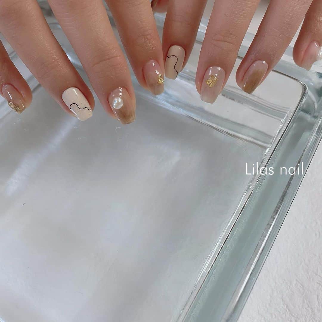 makoのインスタグラム：「* 持ち込みデザイン色々🤍 今日もありがとうございましたー🐻 #girlynail #ガーリーネイル #ミラーネイル #glitternail #젤네일 #젤네일아트 #젤네일전문 #フレンチガーリー  #ギンガムチェック #ギンガムチェックネイル #オーダーチップ #ブライダルネイル #ワイヤーネイル  #セルフネイル #스누피네일아트 #左右非対称ネイル #ちょうちょネイル #蝶々ネイル #ヴィンテージネイル #水滴ネイル #オーロラネイル #フレンチネイル #冬ネイル #マットネイル #韓国ネイル」