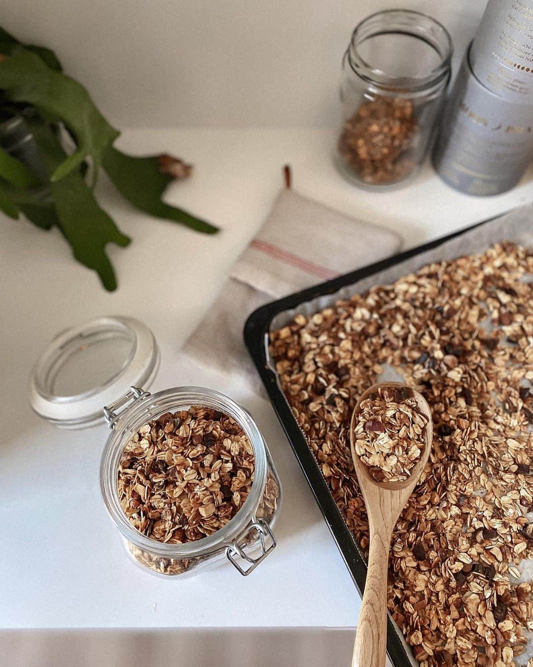 Manamiのインスタグラム：「Sugar & Gluten Free GRANOLA🍯🍓 ストーリーしたらレシピ知りたいとDMたくさん頂いたので レシピをまとめたよ👩🏼‍🍳(スワイプしてね) とにかく超簡単で美味しい〜😋🤘🏼  オートミールはロールドオーツです🥣 一応グラム数書いたけど、私はかなり適当で測ってない🙃 甘くしたかったら蜂蜜増やしたり、調整してね🍯 ナッツは無塩🥜 ドライフルーツは、デーツとかミックスベリー、 フリーズドライストロベリーとか シュガーフリーを選んでおります🍓  使ってる材料は楽天ROOMに載せたので参考までに💁🏼‍♀️ (楽天ROOMはmanashikaで検索🔍)  #madebymanami ←また久々に使ったタグ」