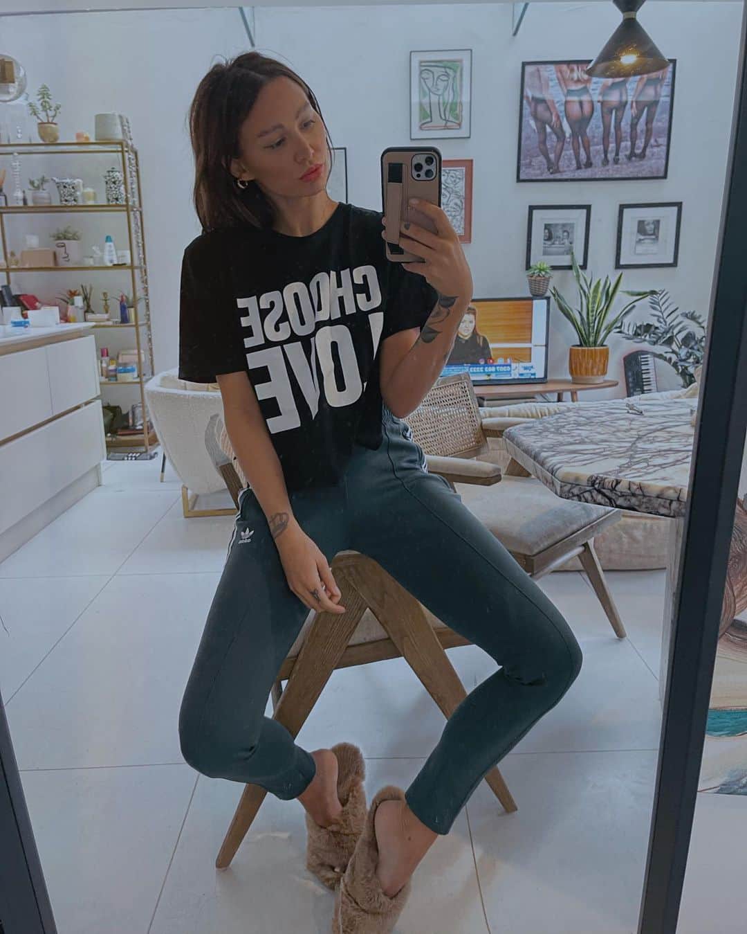 ルー・ティーズデールのインスタグラム：「by the way.. we’re all equal.  - @chooselove / help refugees ❤️🌍」