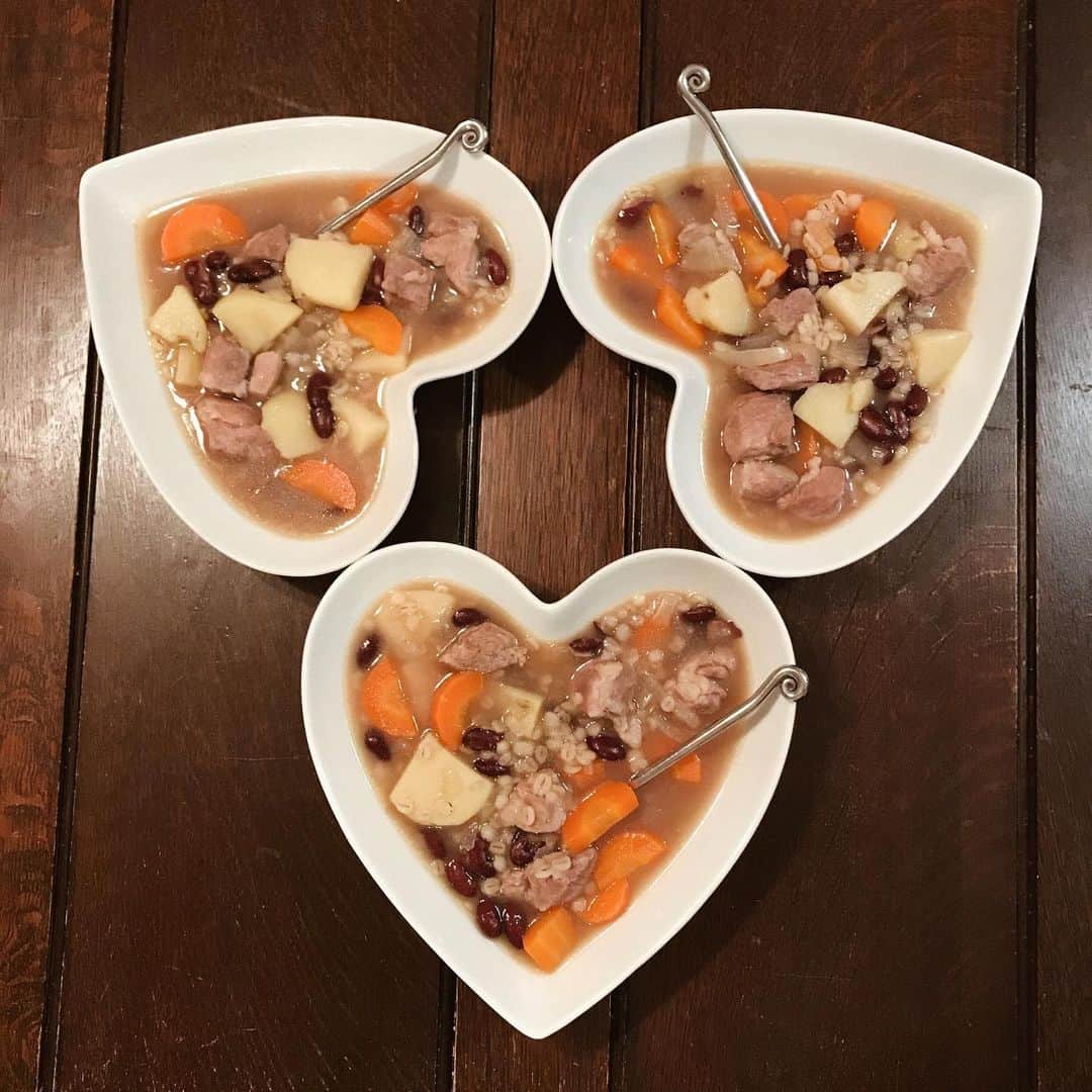 植松真理子のインスタグラム：「押し麦入り豚肉と野菜のスープ🧡🧡 たくさん作って朝ごはんにも🥣 2日目は最高に美味しかった🤤  #キューピー3分クッキング」
