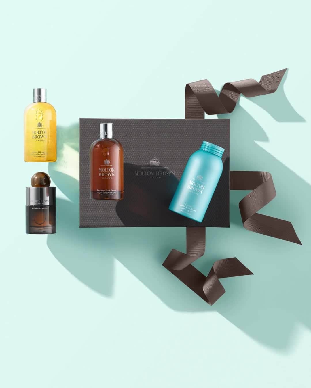モルトンブラウンのインスタグラム：「From his favourite Eau de Parfum to a grooming great, explore our Valentine’s Day edit for him now.」