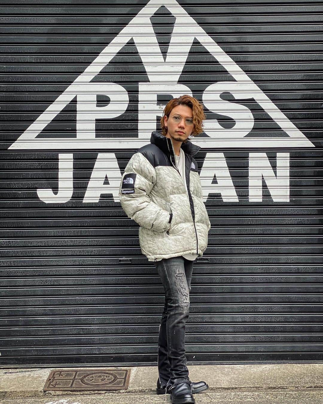 出井直助さんのインスタグラム写真 - (出井直助Instagram)「⚪️OOTD⚪️ 久しぶりに紙ヌプシ📄  outer : #supremetnf -M tee : #UNIQLO -XL denim : #alyxstudio . #OCEANTOKYO #OCEANTOKYOWEST #supreme #シュプリーム #メンズ美容師 #大阪美容師 #メンズヘア #メンズ髪型 #出井直助」2月4日 21時01分 - ocean_naosuke