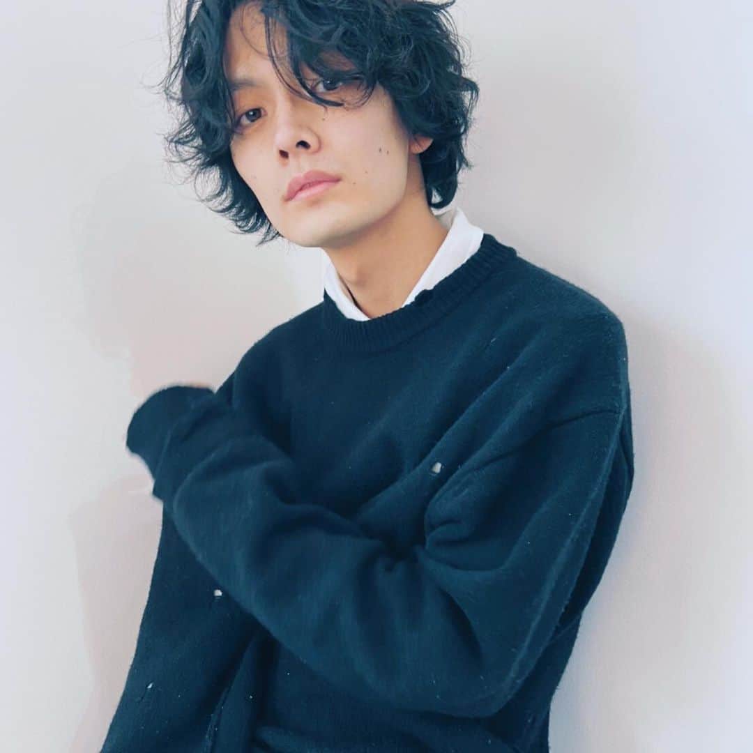 長坂 睦生のインスタグラム：「朝までclubhouseやってたせいで こんな眠顔だったのマジでごめん😂 どっぷりハマってしまってるが？」
