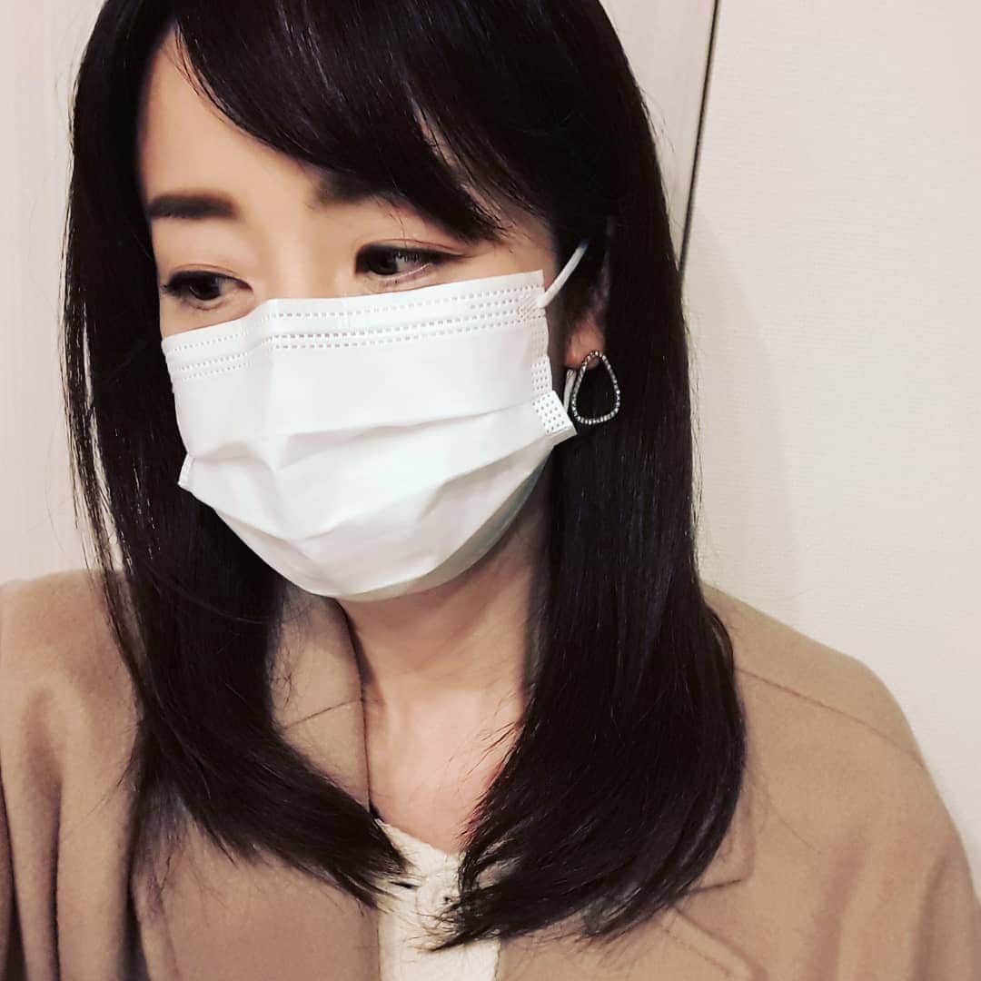 那須洋子のインスタグラム：「風が強く寒い日でした🍃  今年初 マイナビのお仕事🎤  ひさーーしぶりに しっかりメイク。 マスカラもしました笑 (分かりにくいと思いますが)  常時マスクの世の中ですしね～ 何もないときは、 アイラインと眉くらいしかしてない(^-^; リップ💄系は、 まったくと言っていいほど減らない(^-^;💦  #フリーアナウンサー 局アナ時代は #静岡第一テレビ  #daiichitv  #マイナビ2022  #生配信」