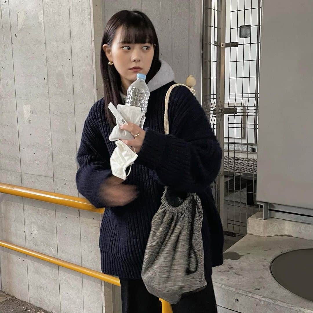 木村なつみのインスタグラム：「謎ポーズ写真が多いと話題の(？)木村ですが3枚目は今までで一番謎ですね、、 手にたくさん持っているのは カラーと前髪整えてもらった　@risel_samon に帰りにもらったカイロと 最近飲んでる韓方です まだ一週間ちょいだけど16時間断食をしてみているのでそれのサポートになっています ところでおすすめのマスクありません？😷」